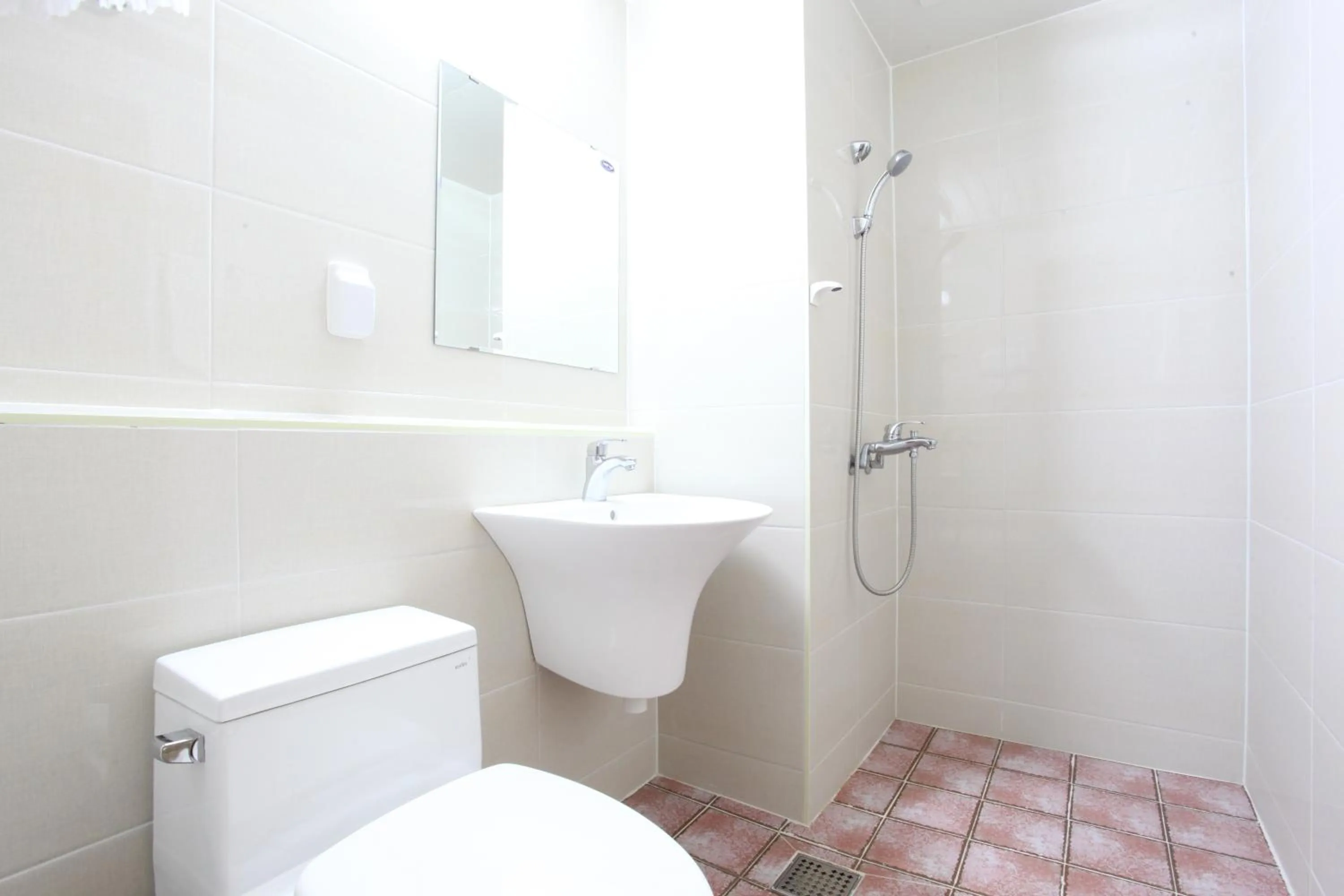 Shower in Fantastic Ocean View Sydney Hotel