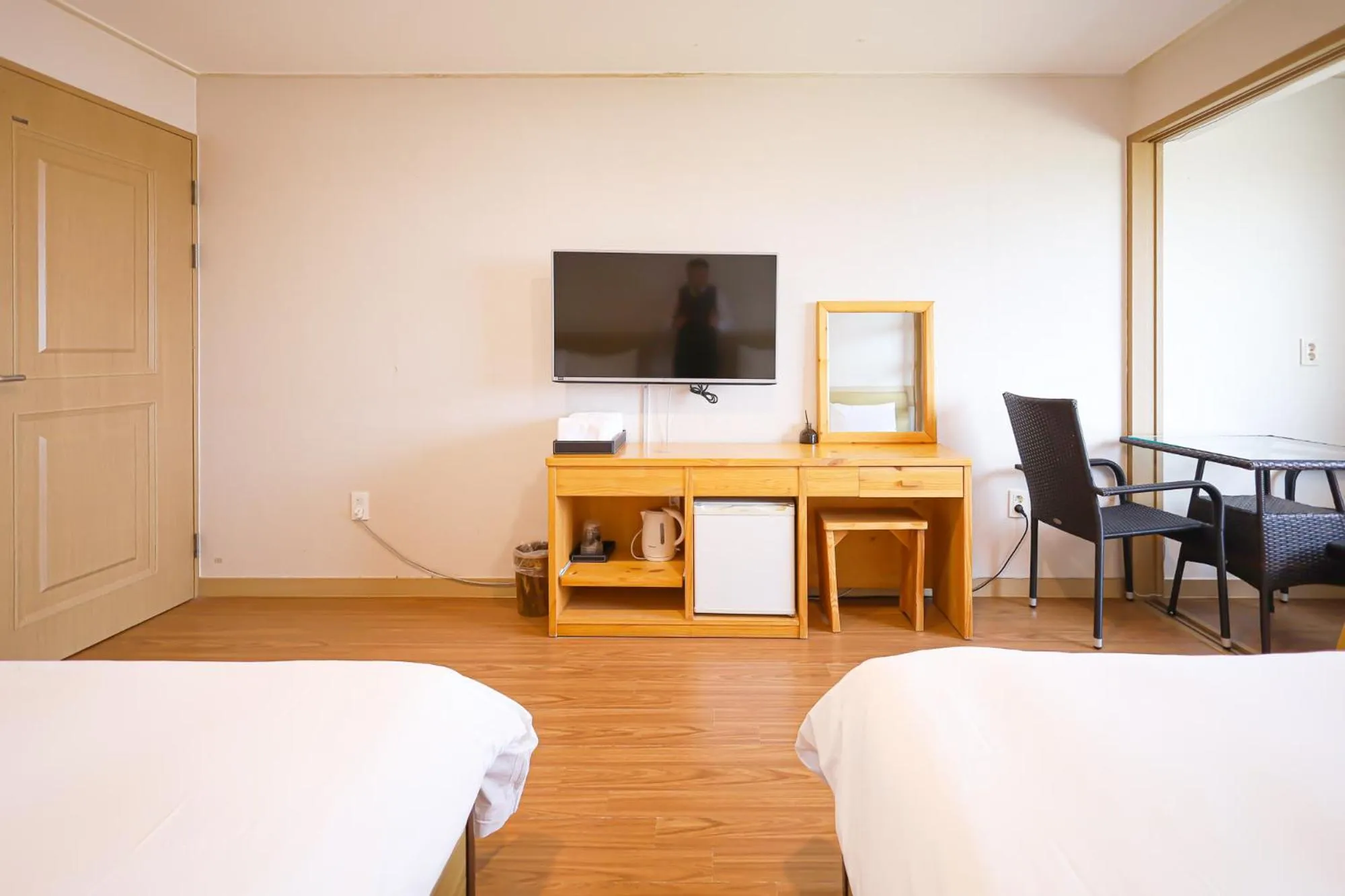 Communal lounge/ TV room, Bed in Fantastic Ocean View Sydney Hotel