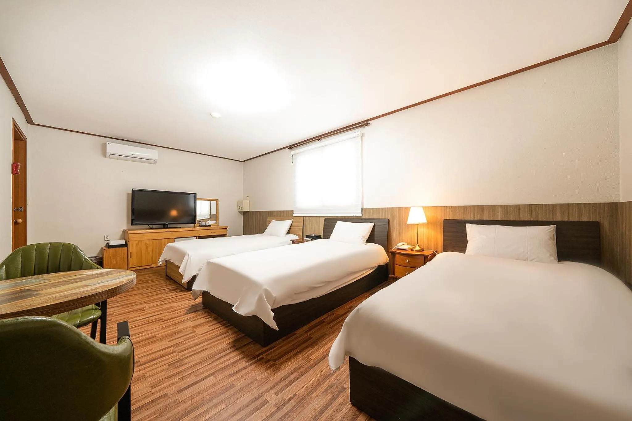 Photo of the whole room in Fantastic Ocean View Sydney Hotel