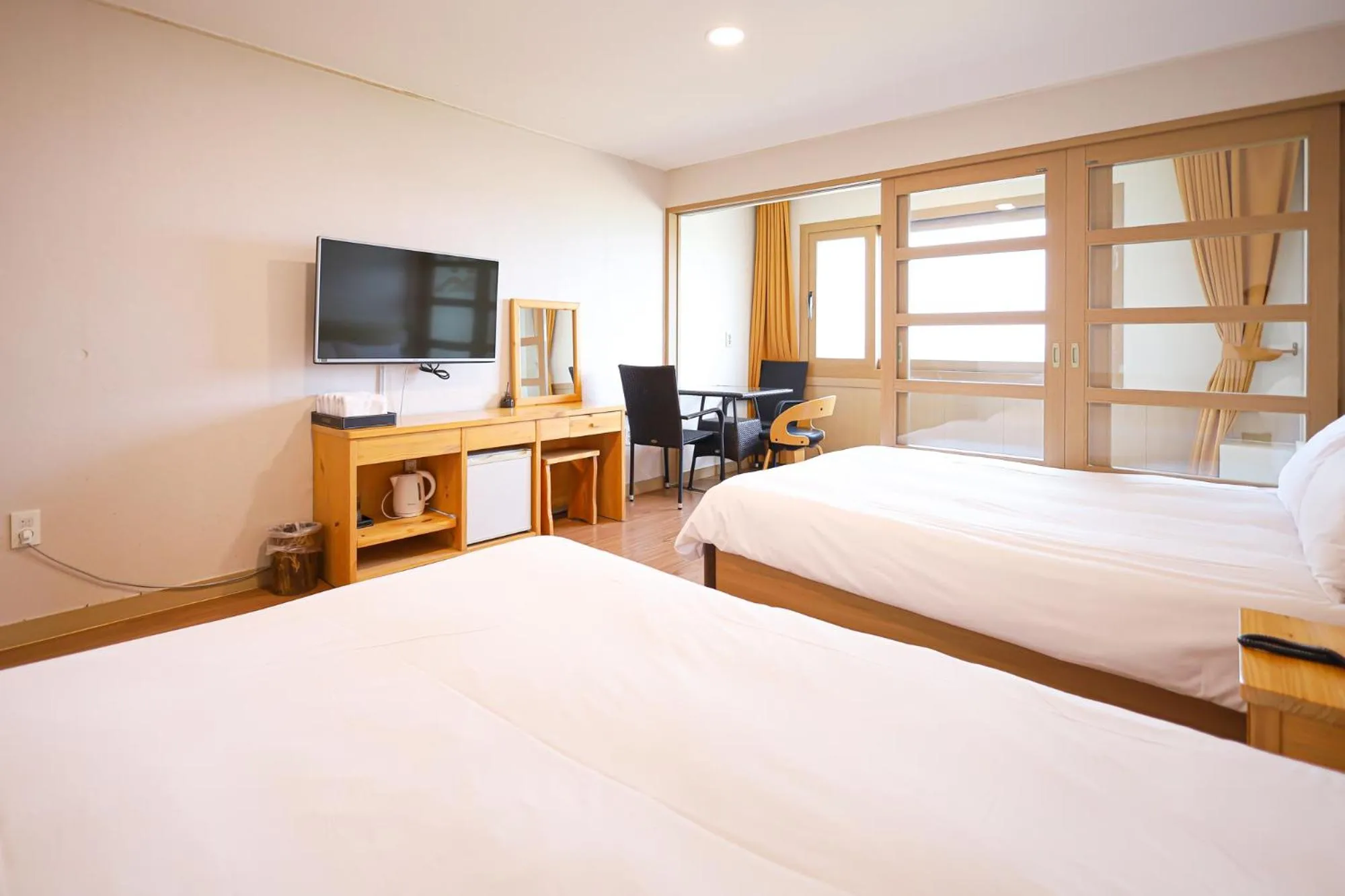 Seating area, Bed in Fantastic Ocean View Sydney Hotel