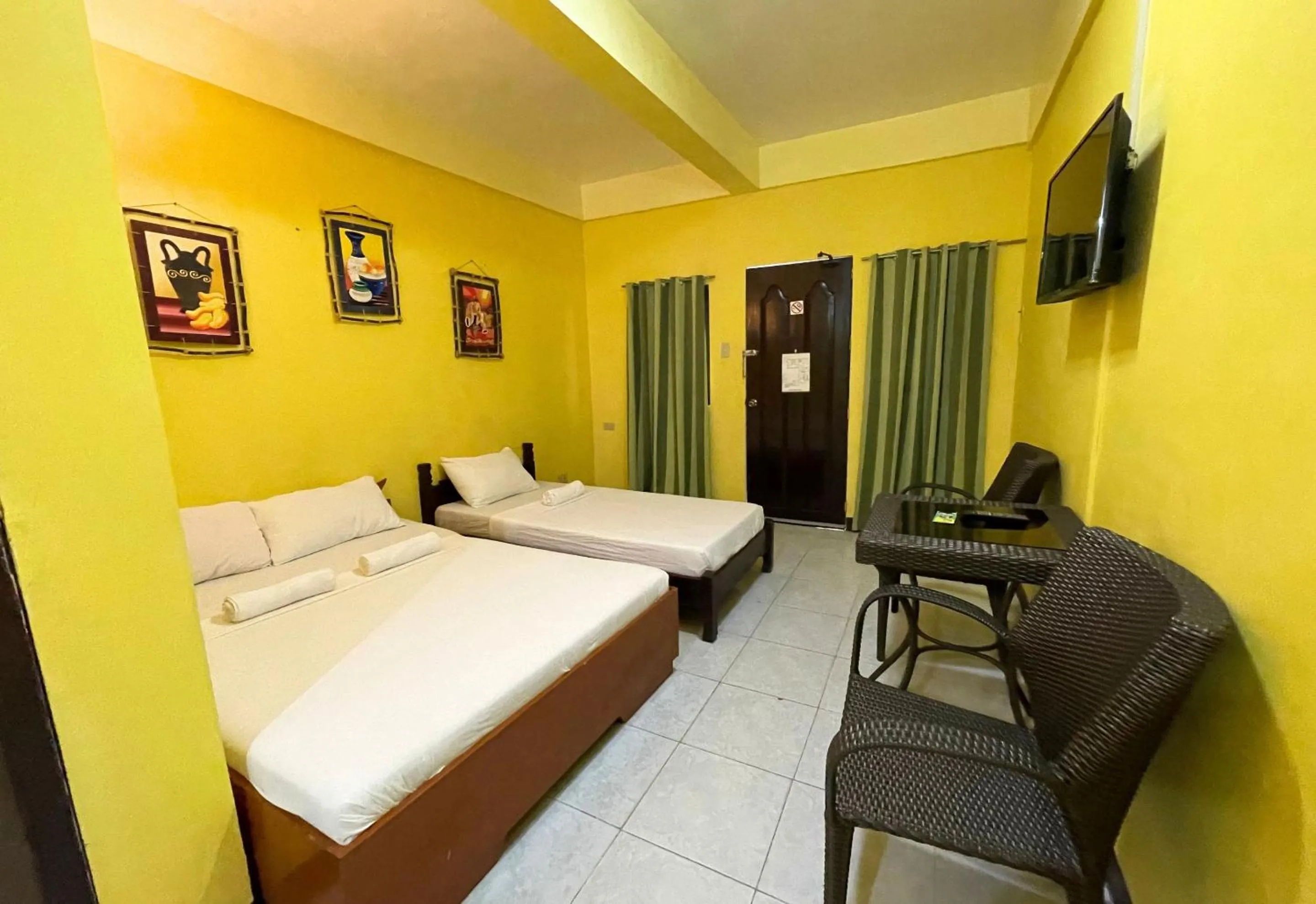 Bed in Simons Heritage Resort Puerto Galera