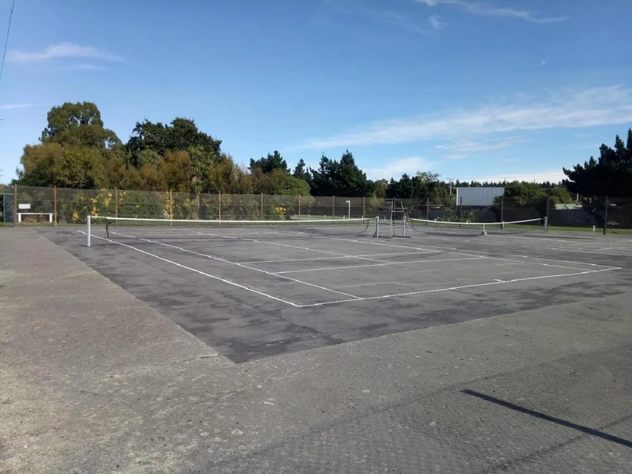 Tennis court in Leithfield Beach Holiday Park