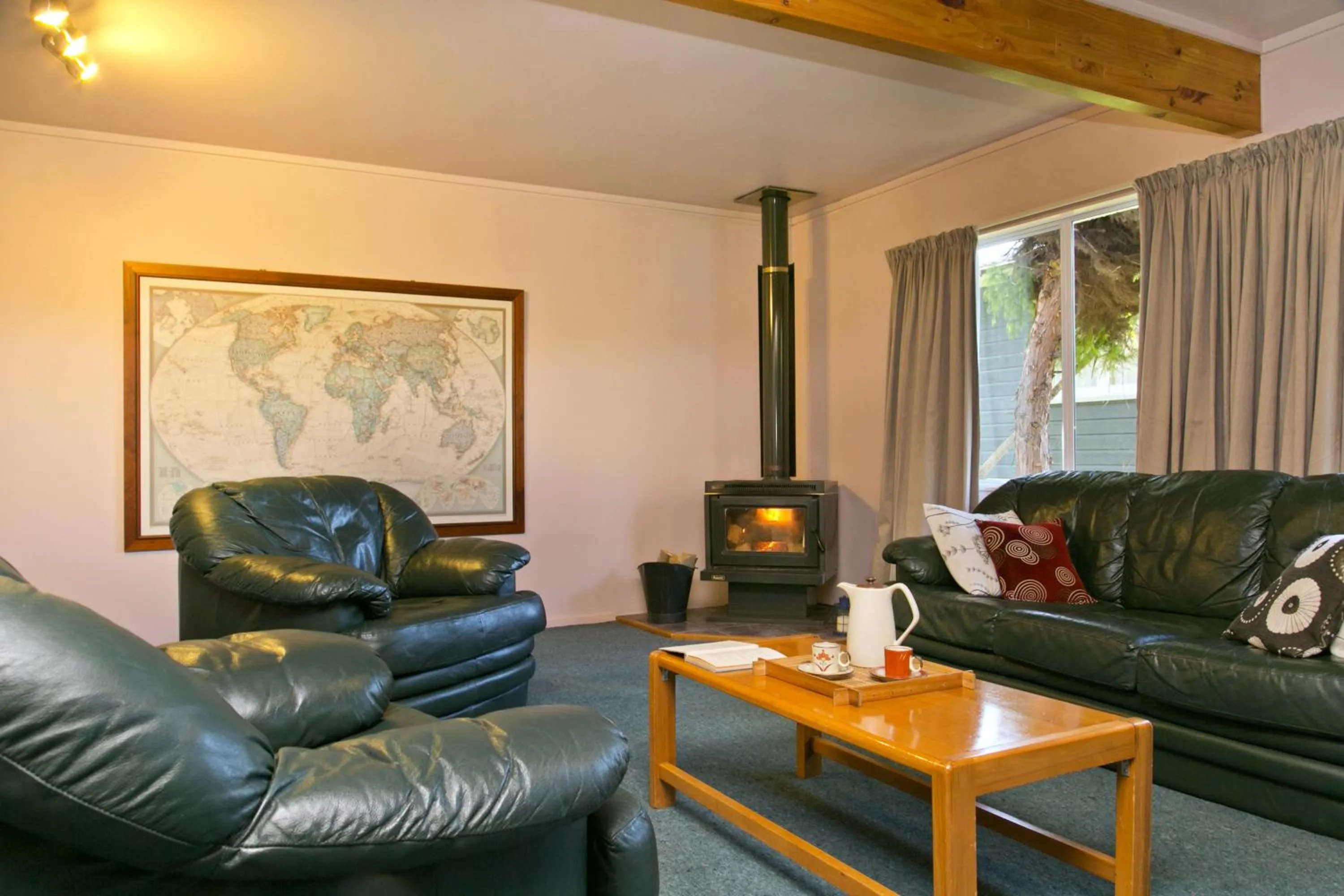 Communal lounge/ TV room in Howard's Mountain Lodge