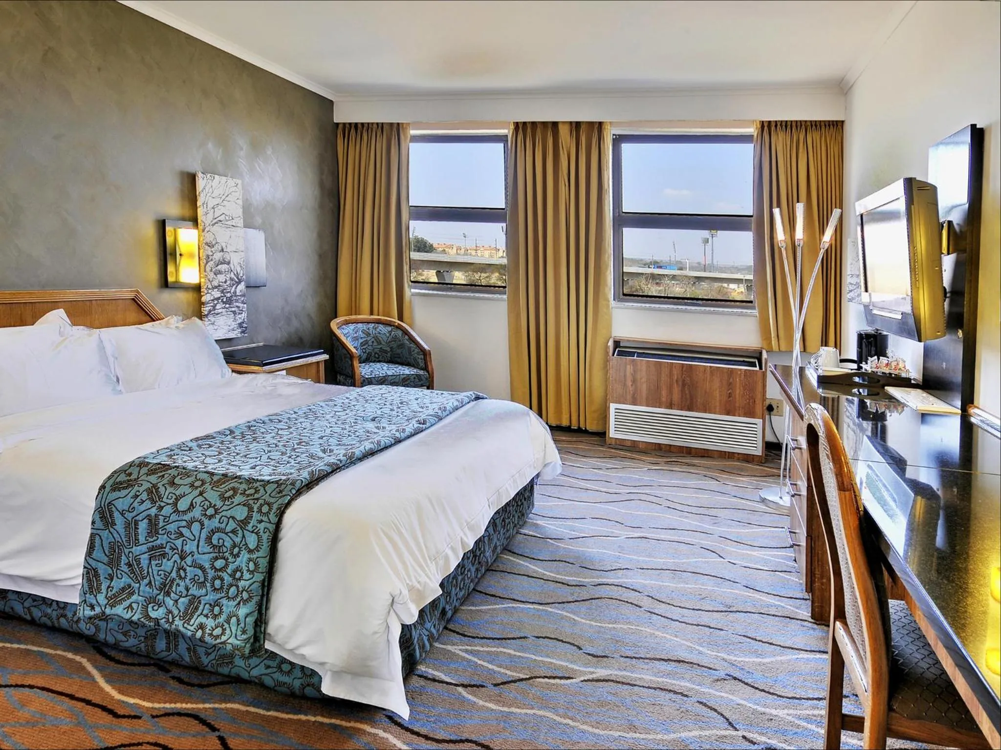 Photo of the whole room, Bed in The Centurion Hotel