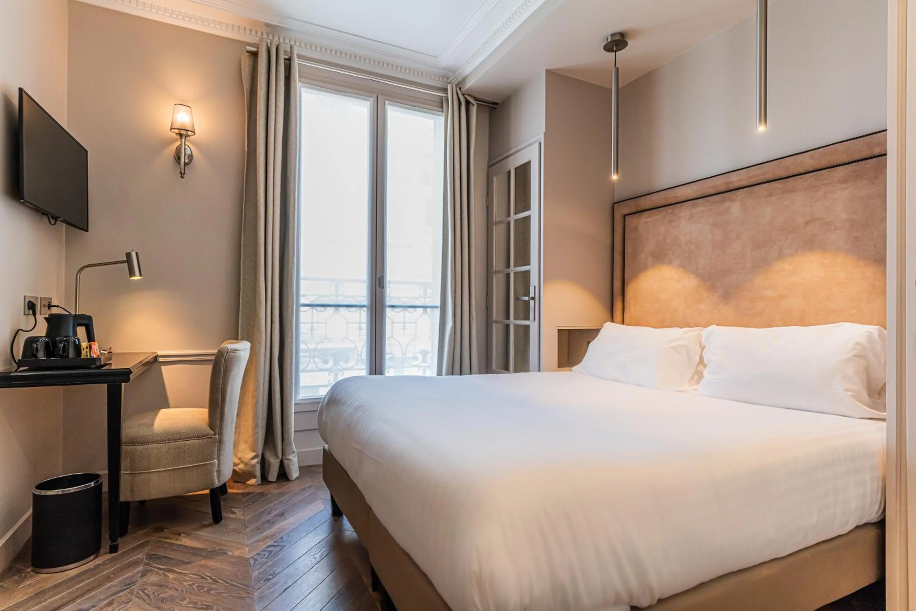 Bedroom, Bed in Hôtel Perreyve - Jardin du Luxembourg