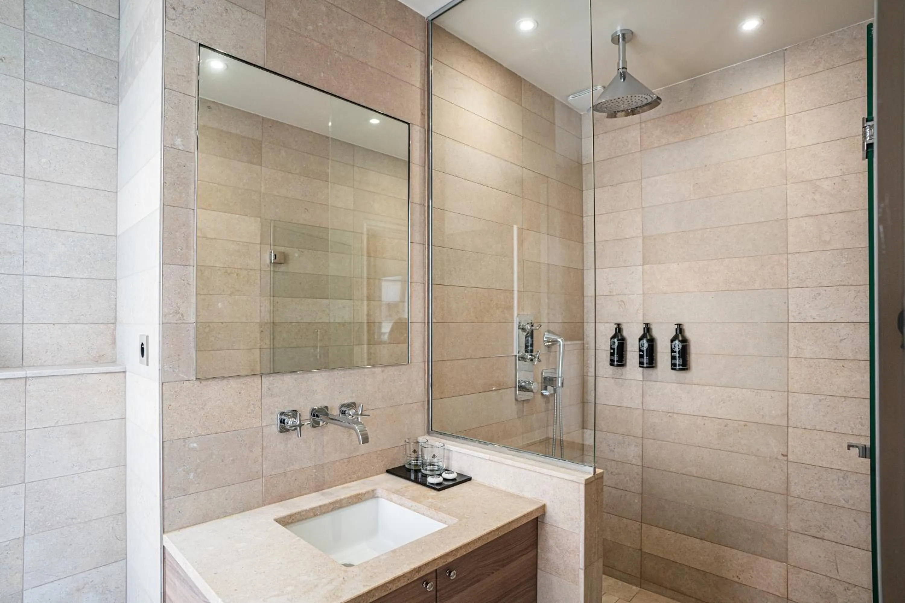 Shower in Hôtel Perreyve - Jardin du Luxembourg