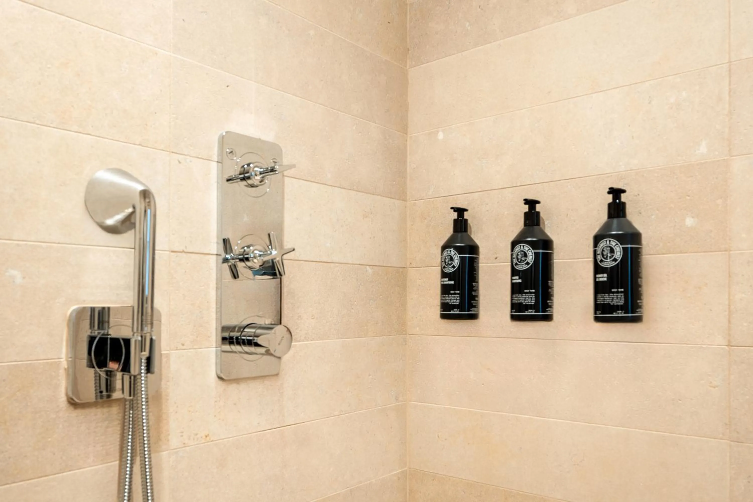 Shower in Hôtel Perreyve - Jardin du Luxembourg