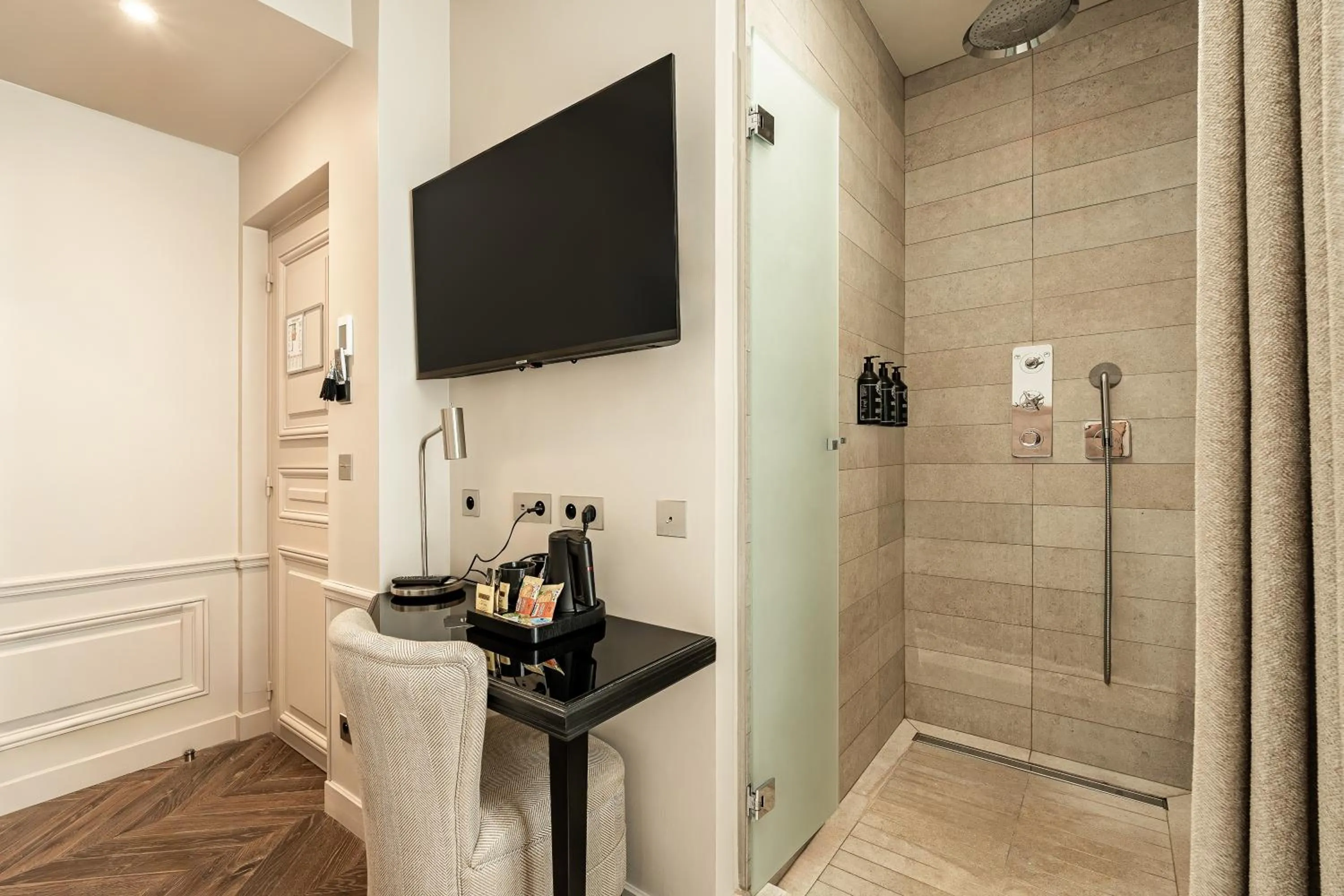 Shower in Hôtel Perreyve - Jardin du Luxembourg