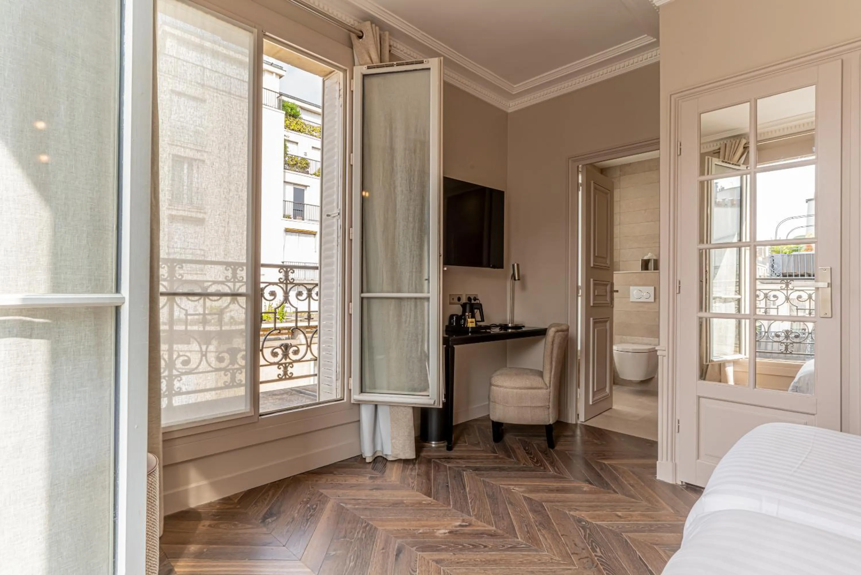 Photo of the whole room in Hôtel Perreyve - Jardin du Luxembourg