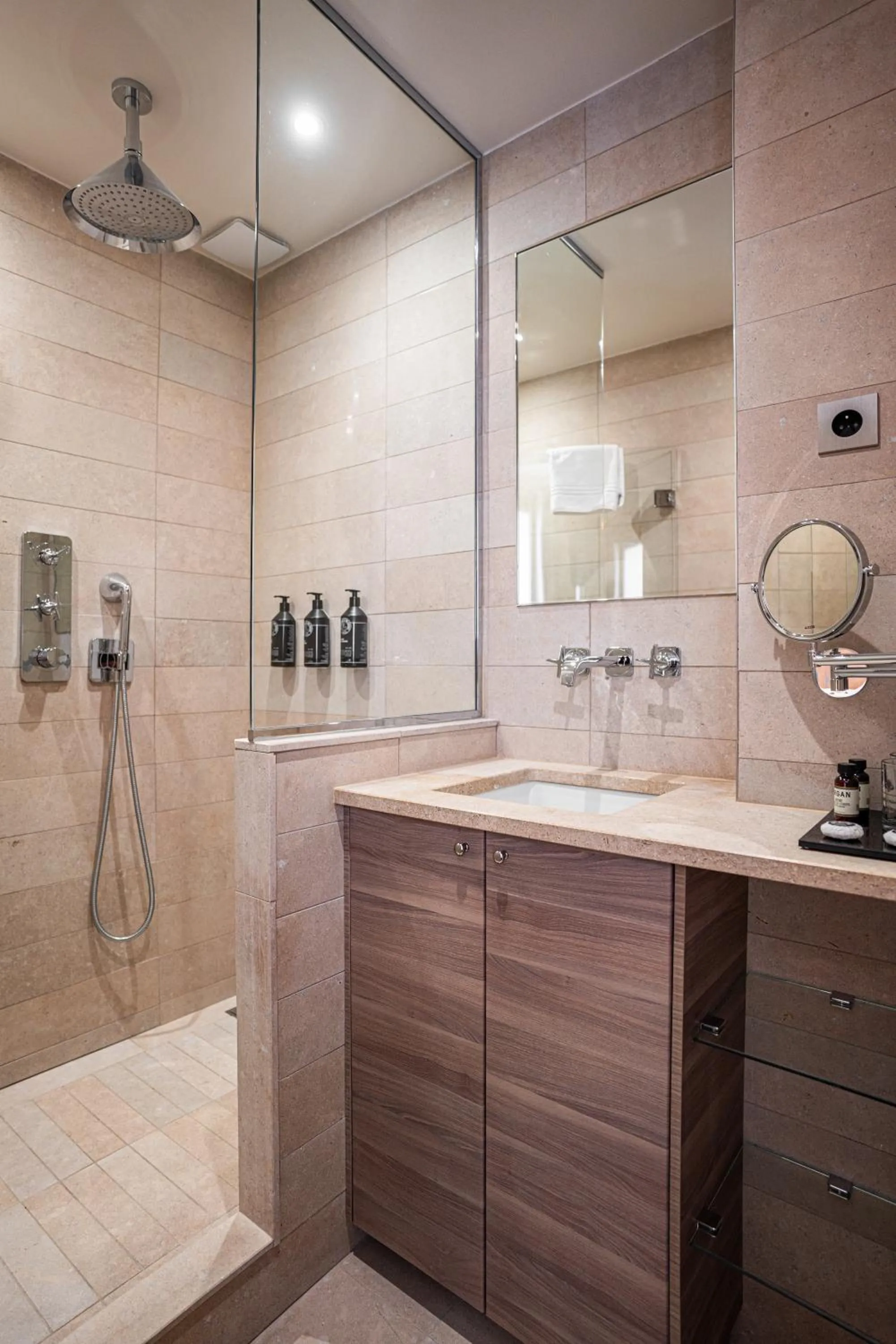 Shower in Hôtel Perreyve - Jardin du Luxembourg