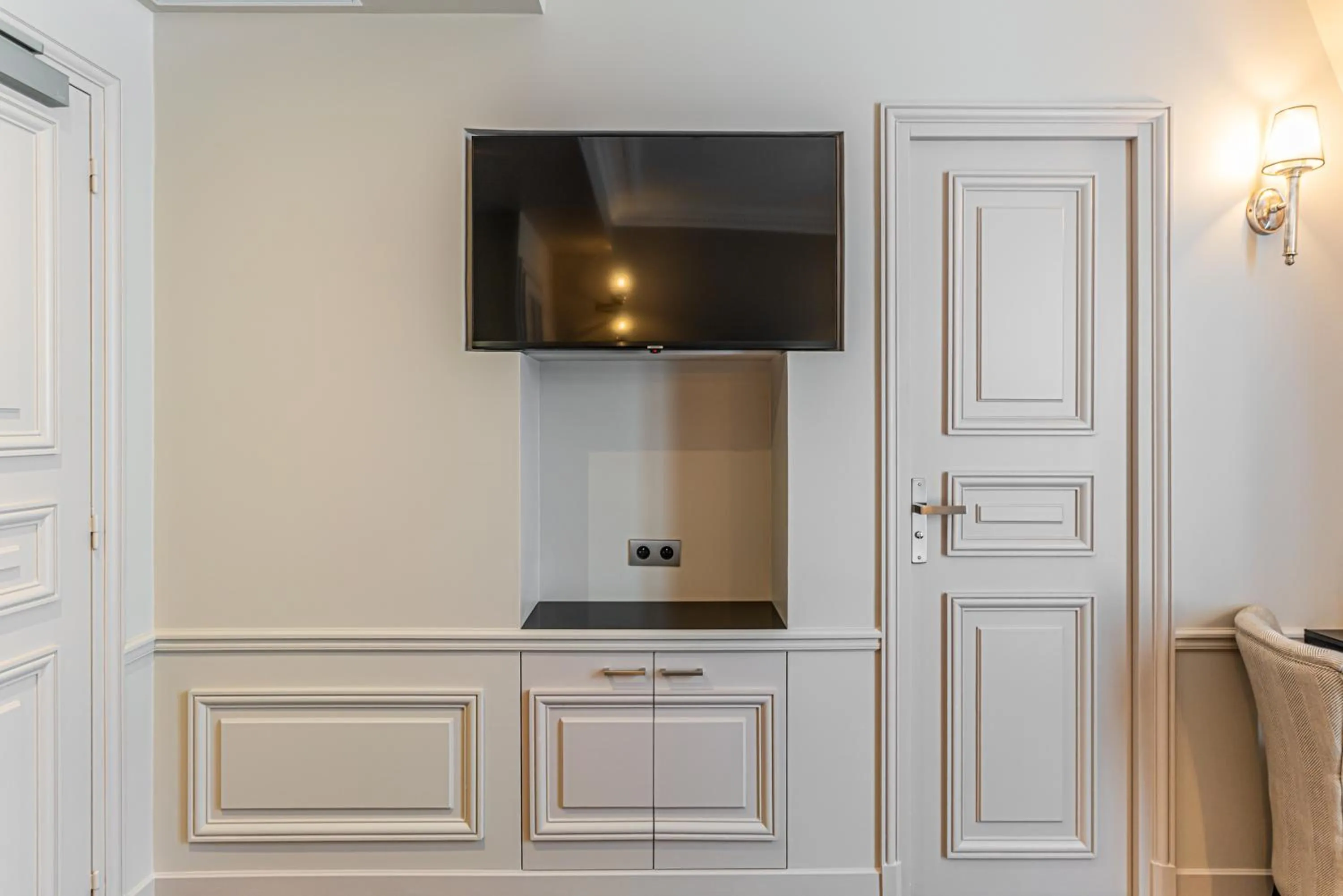 TV and multimedia in Hôtel Perreyve - Jardin du Luxembourg