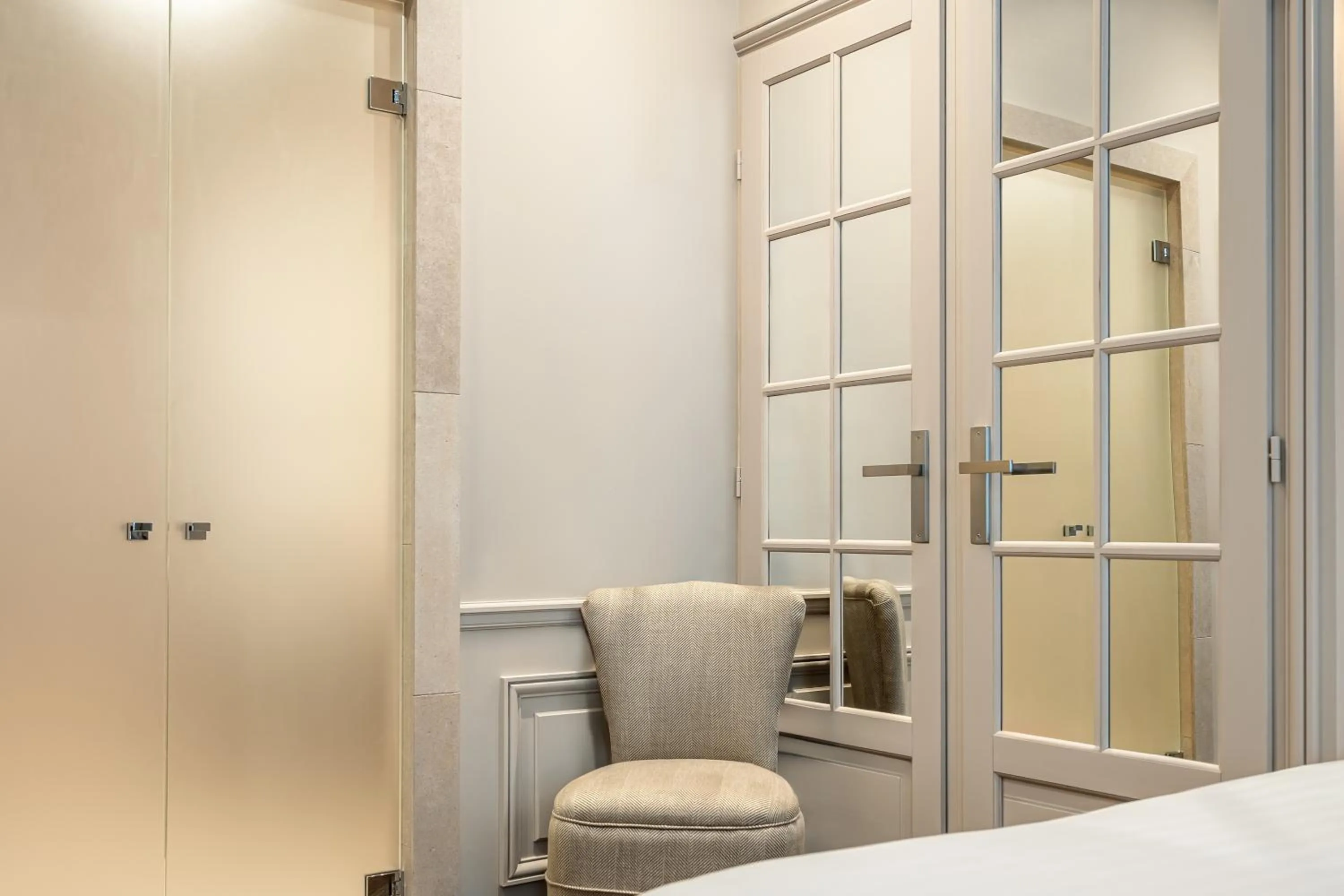 wardrobe, Bed in Hôtel Perreyve - Jardin du Luxembourg