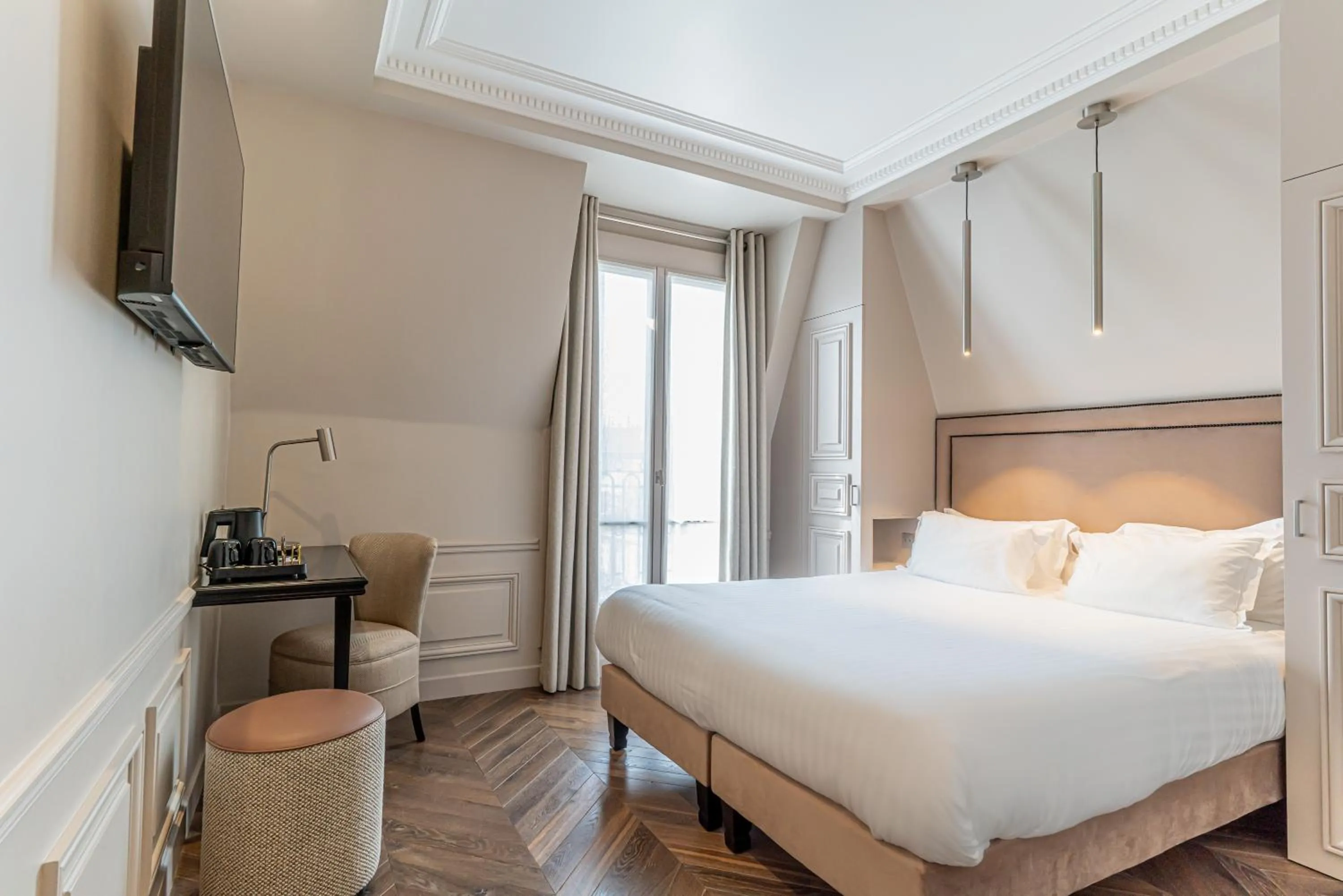 Photo of the whole room, Bed in Hôtel Perreyve - Jardin du Luxembourg
