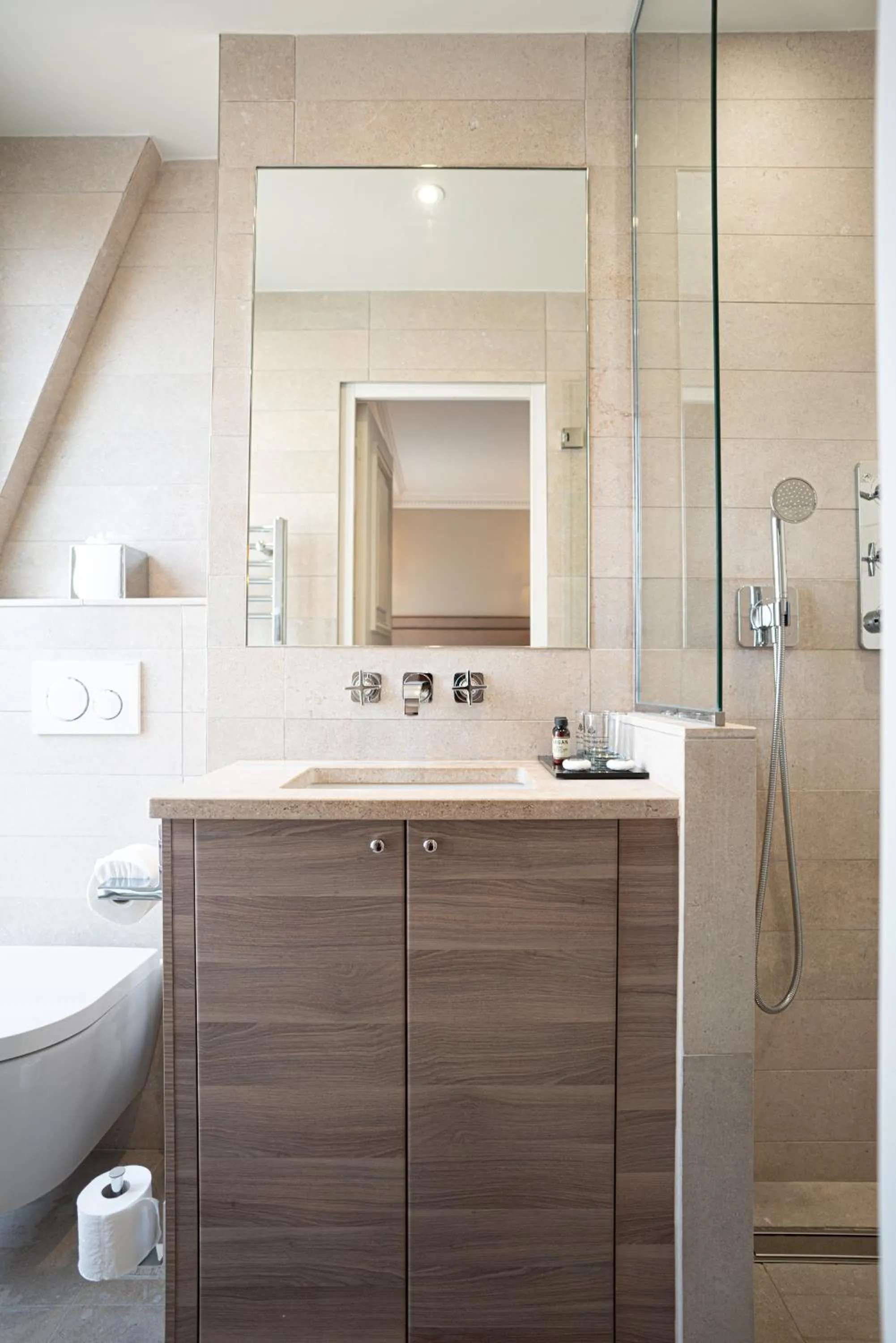 Bathroom in Hôtel Perreyve - Jardin du Luxembourg