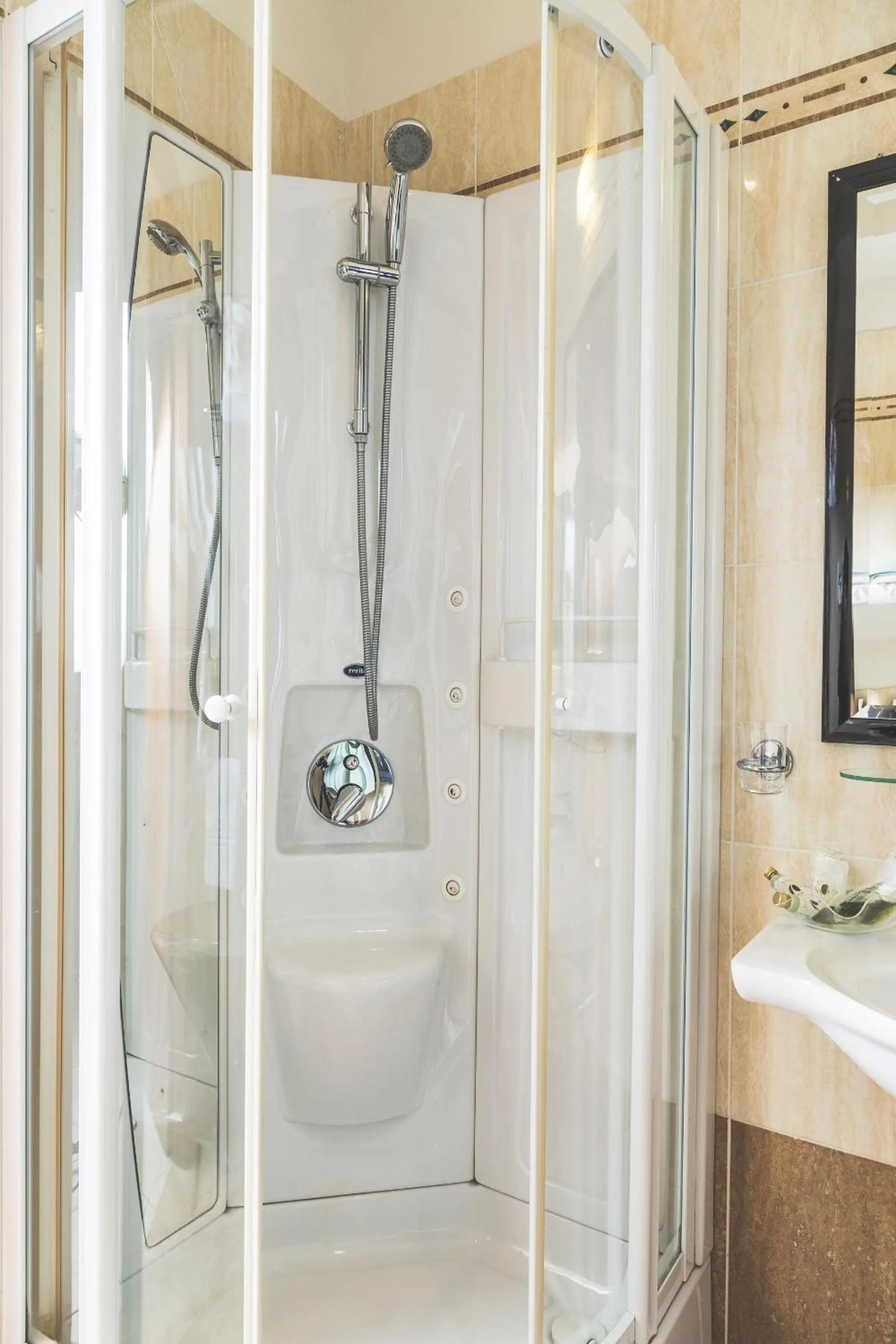 Shower in Hotel Bixio