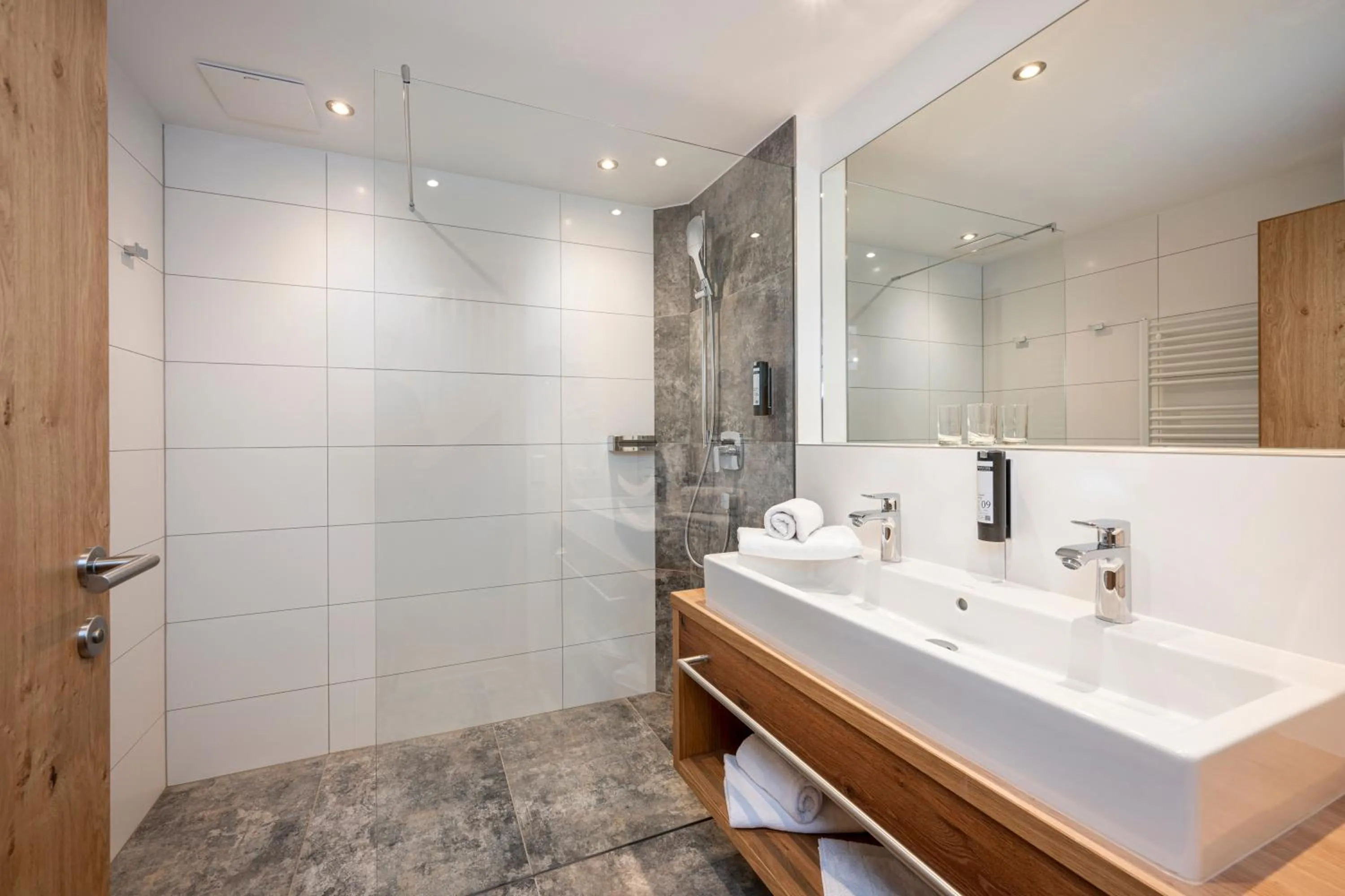 Shower in Hotel Almschlössl & Schrotteralm