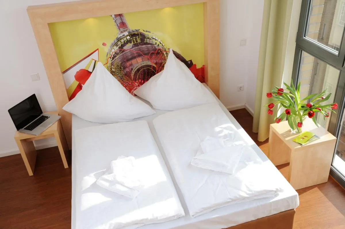 Bed in H+ Hotel 4Youth