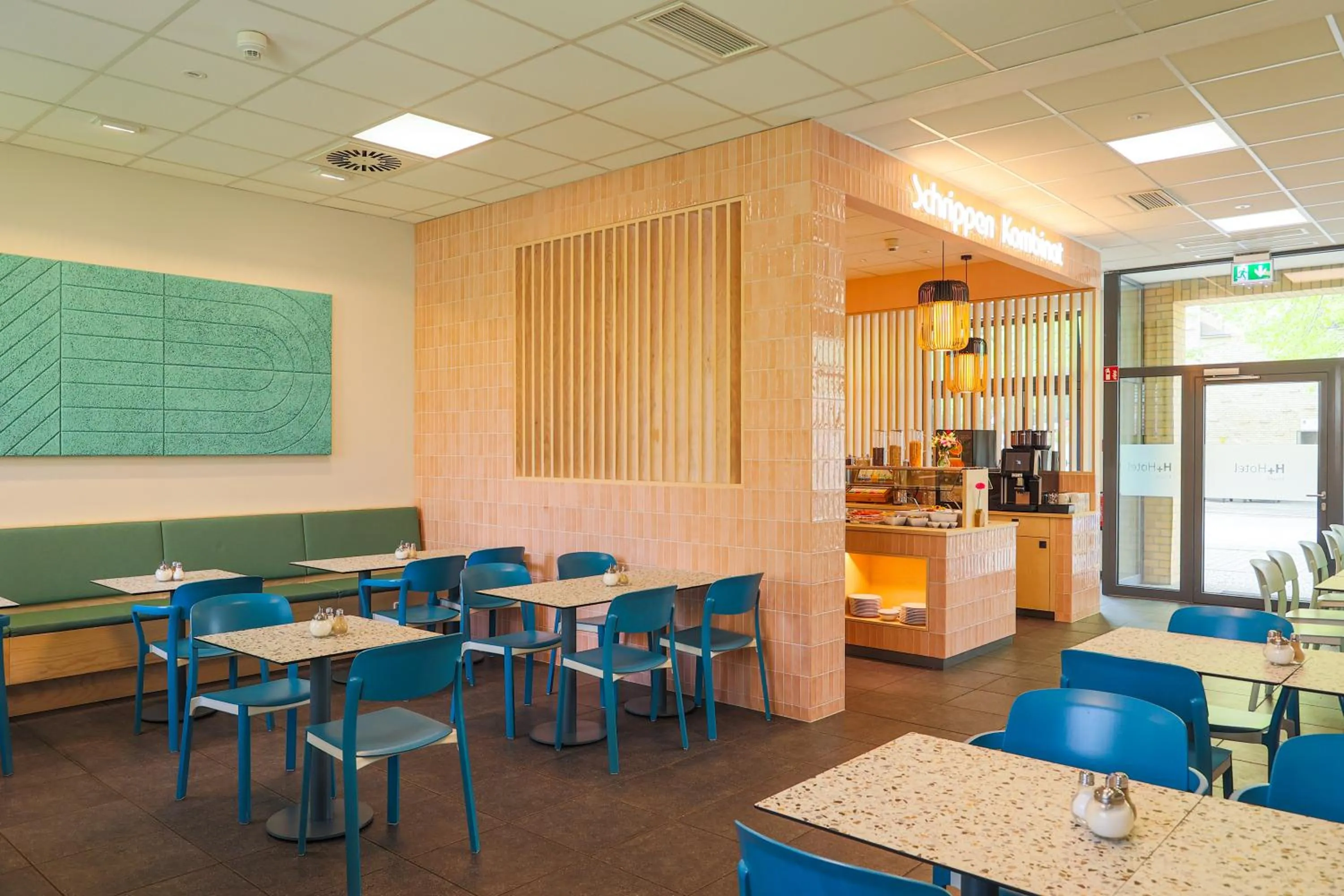 Buffet breakfast in H+ Hotel 4Youth