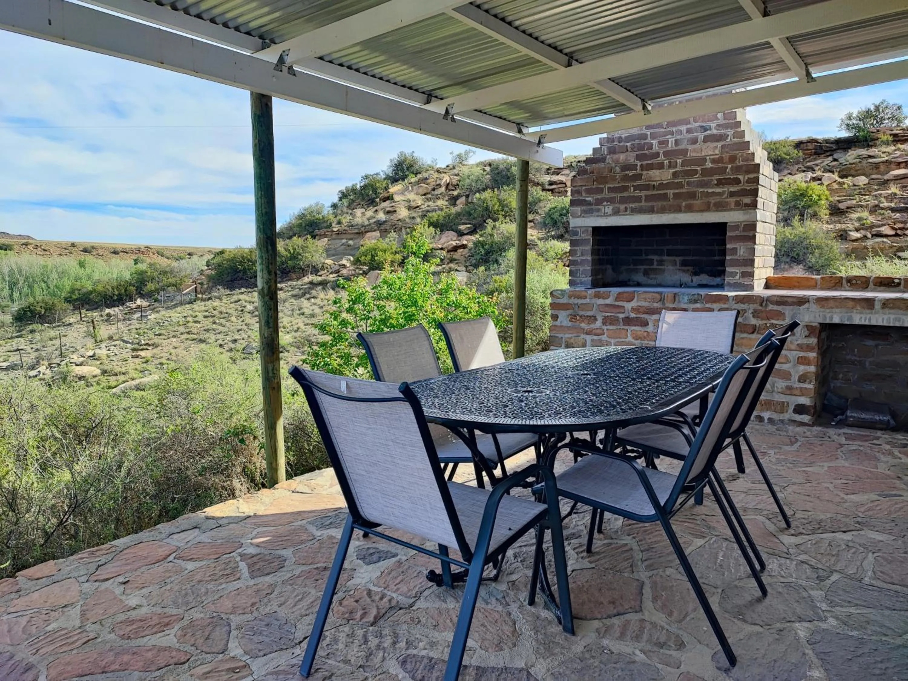 Three-Bedroom Cottage in Ganora Guest Farm, Camping and Excursions