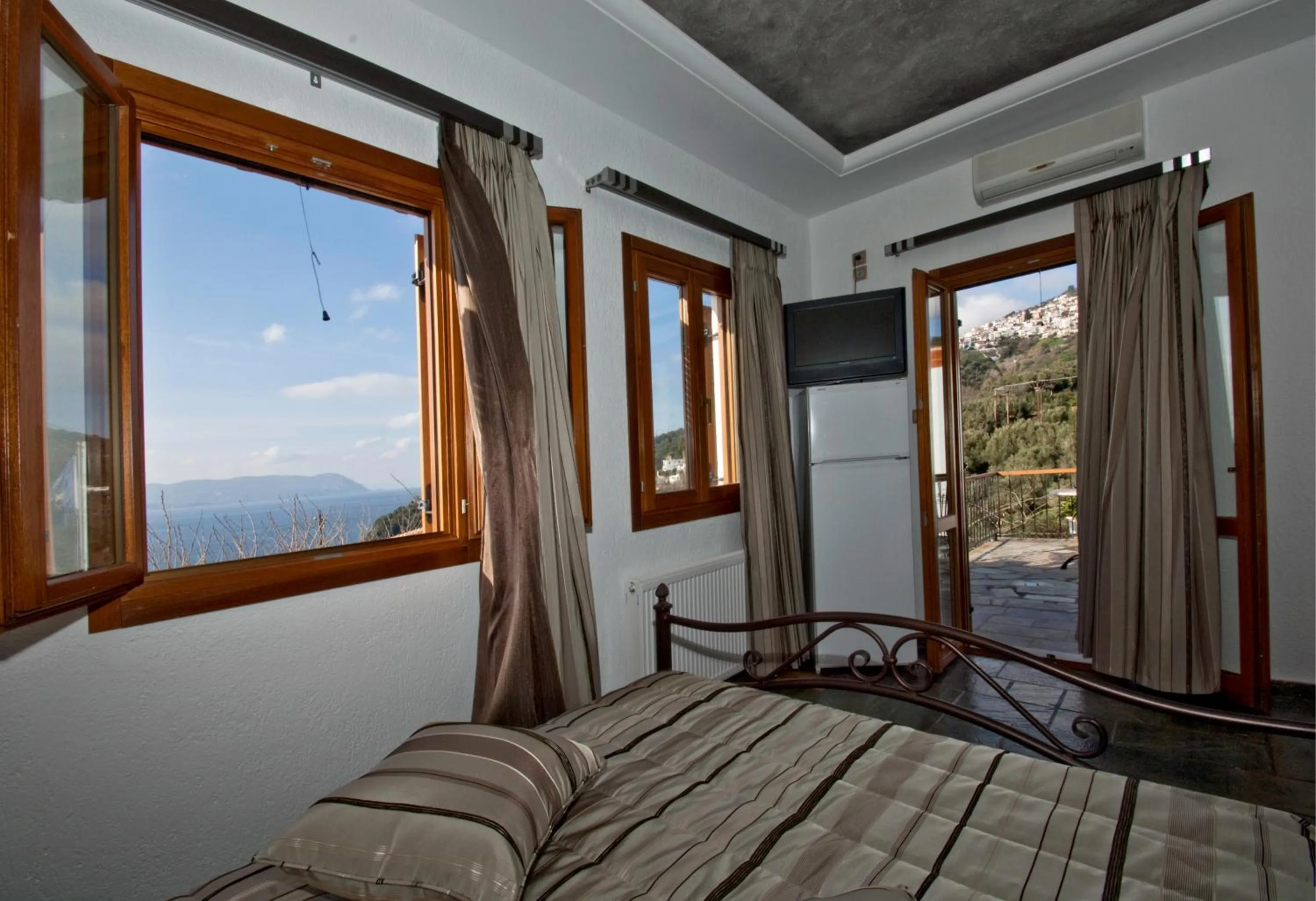 Photo of the whole room, Bed in Aegean Wave - Faros
