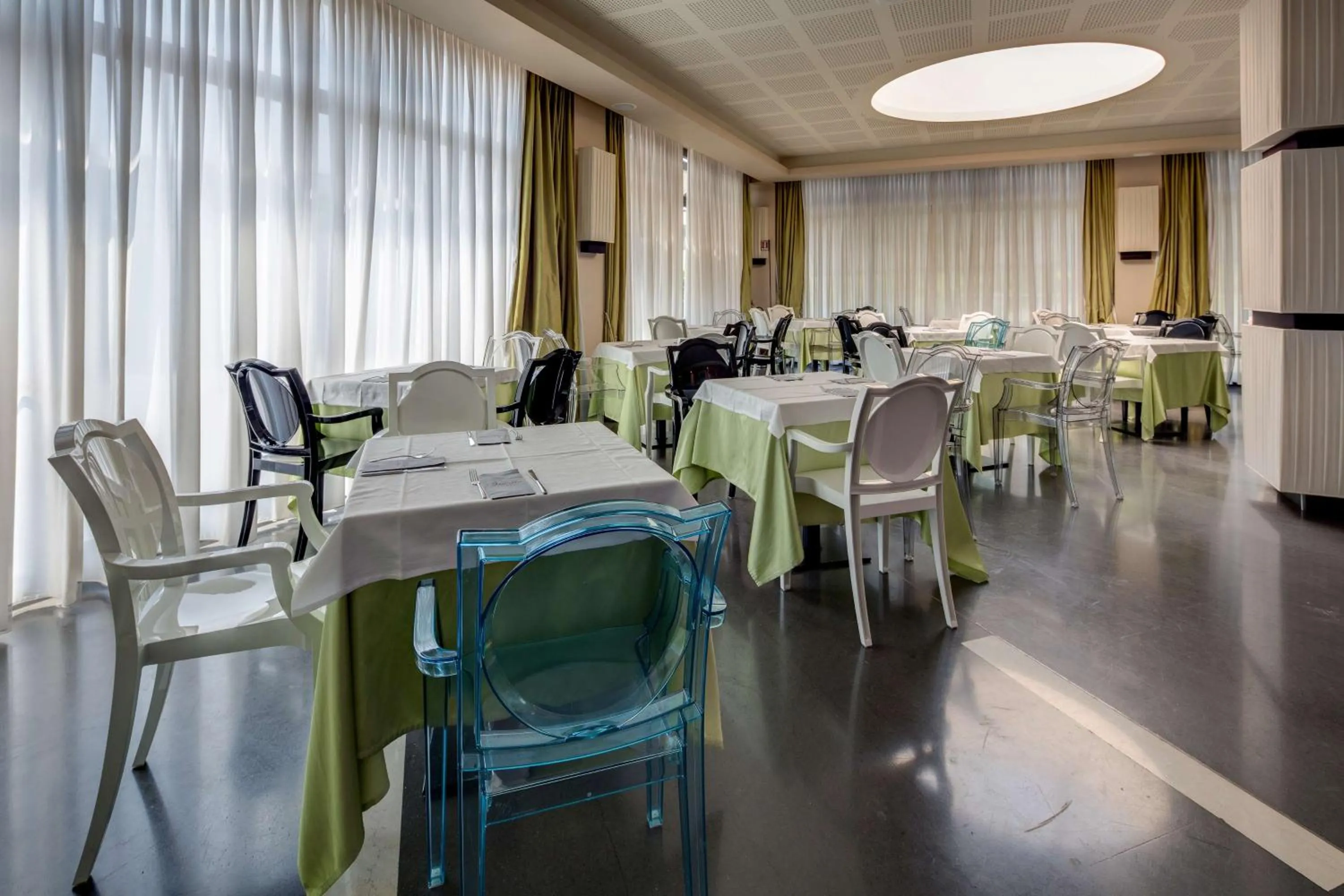 Restaurant/places to eat in Best Western Plus Hotel Expo