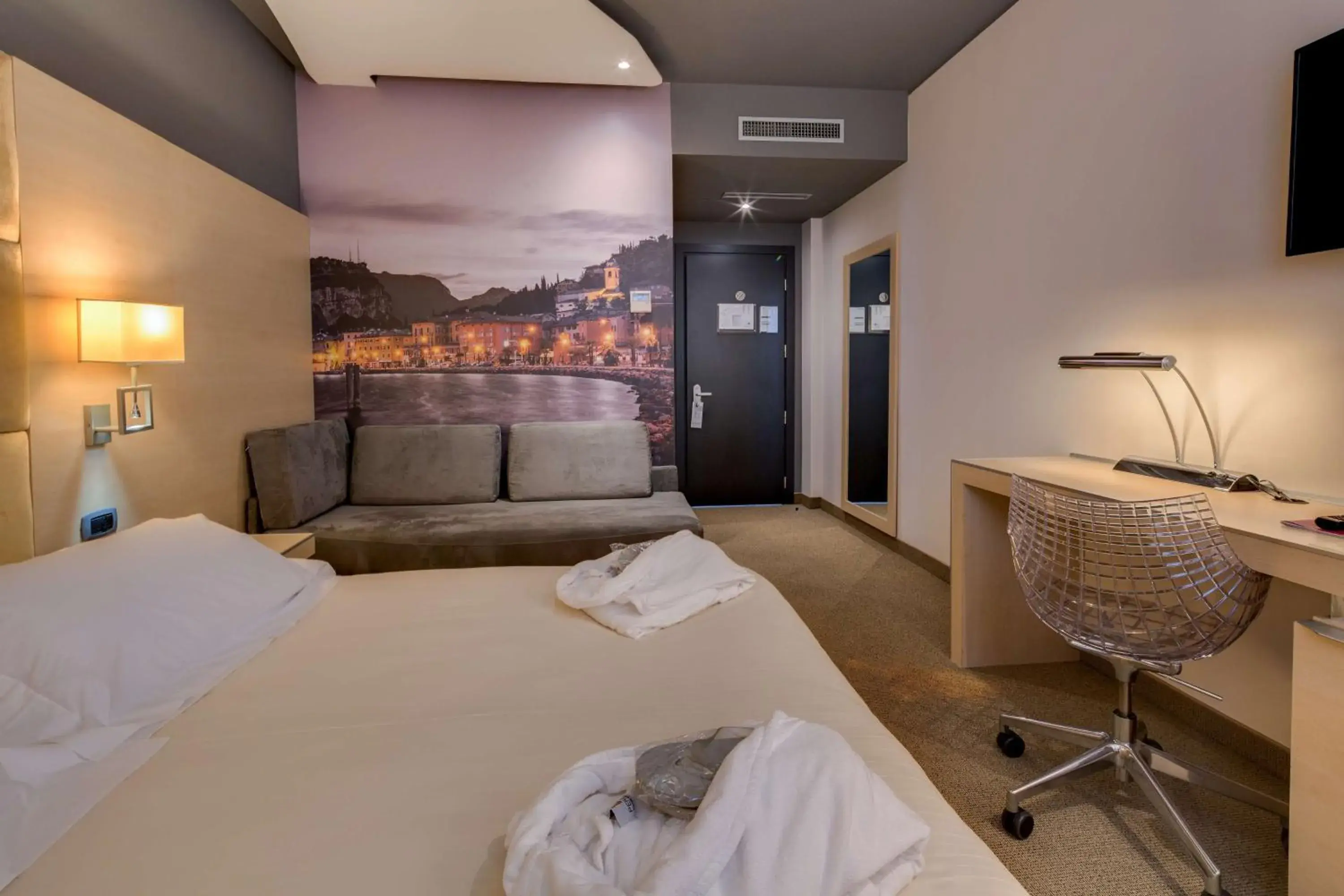 Junior Queen Suite in Best Western Plus Hotel Expo Junior Queen Suite in Best Western Plus Hotel Expo