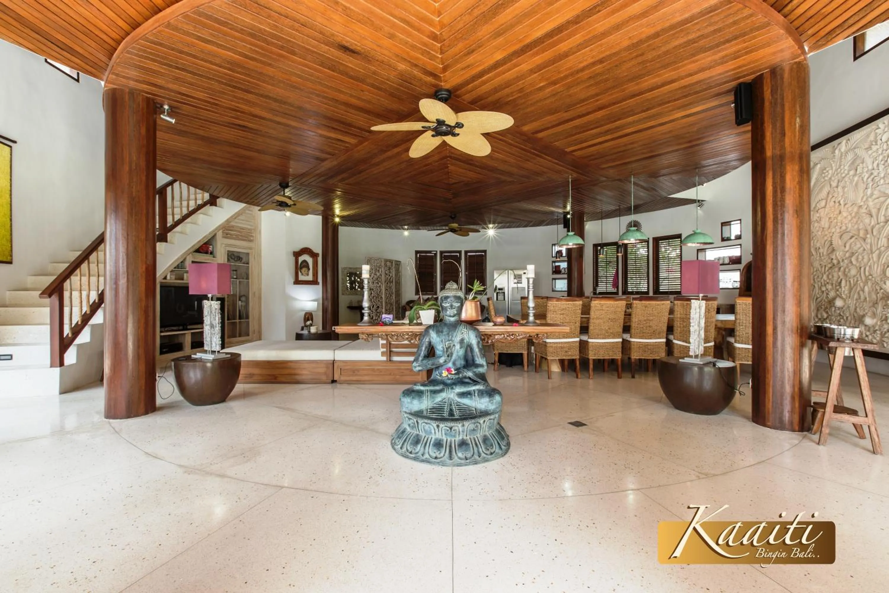 Communal lounge/ TV room in Villa Kaaiti