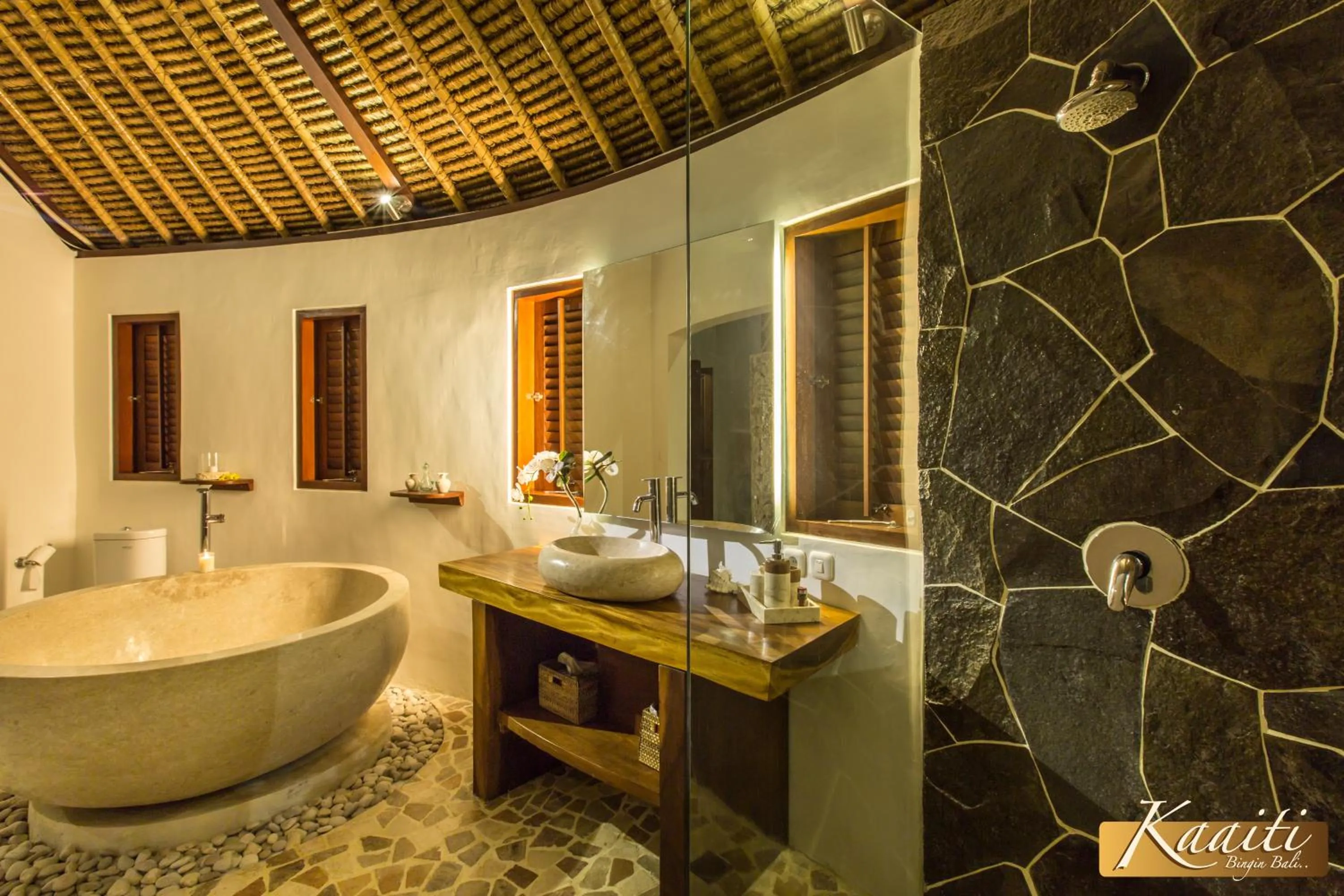 Shower in Villa Kaaiti