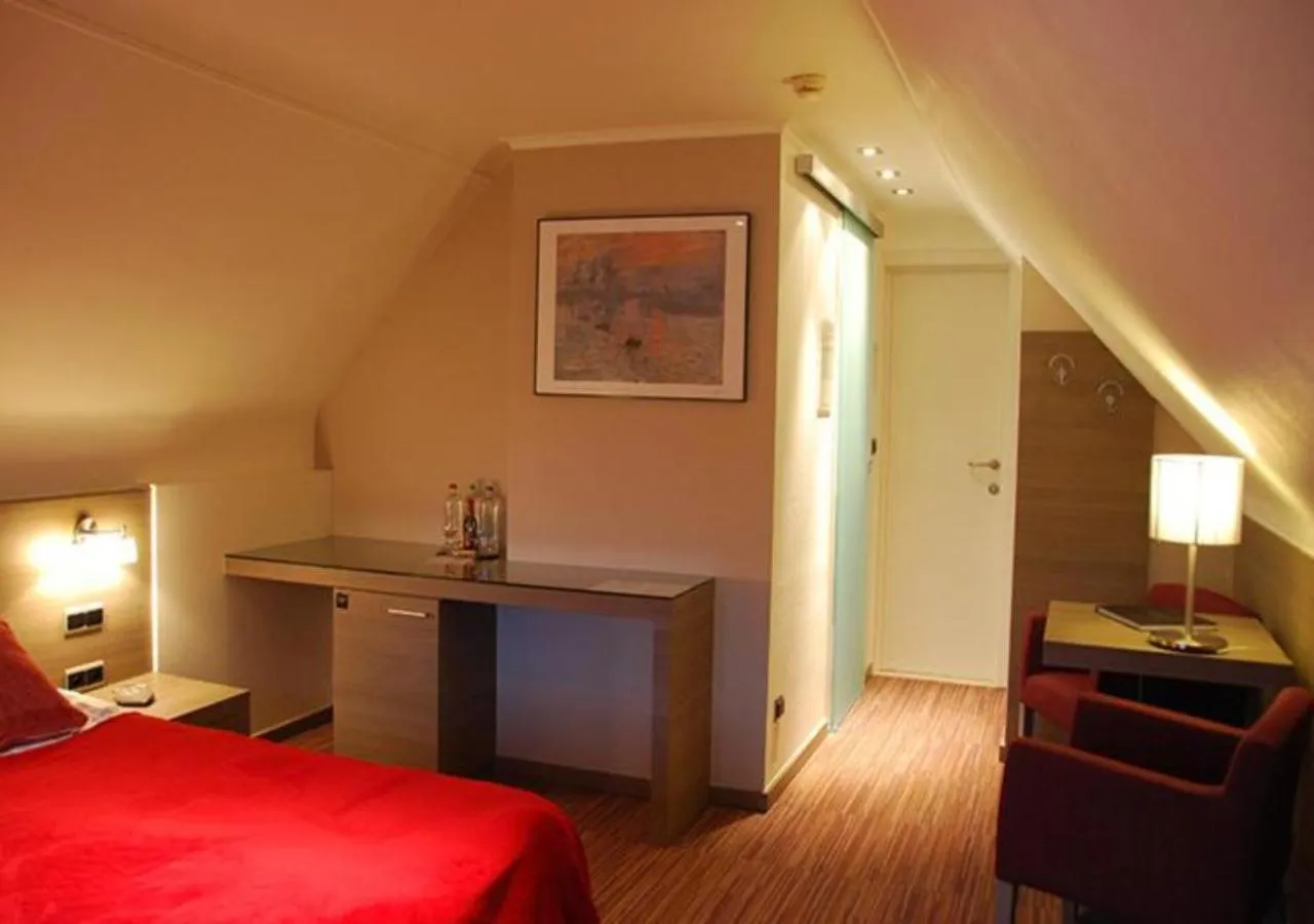 Photo of the whole room, Bed in Hotel Rubens