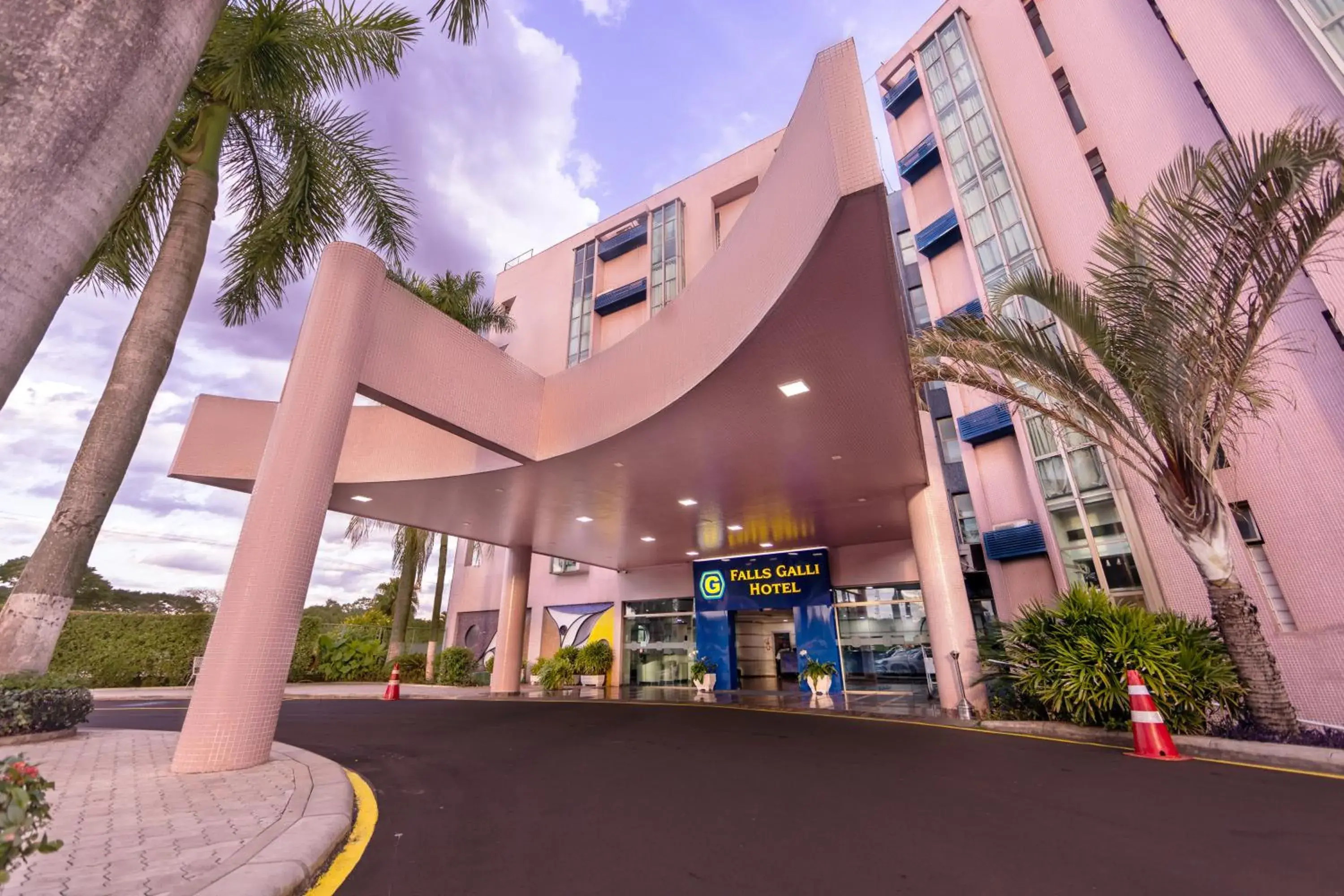 Property building in Falls Galli Hotel Property building in Falls Galli Hotel