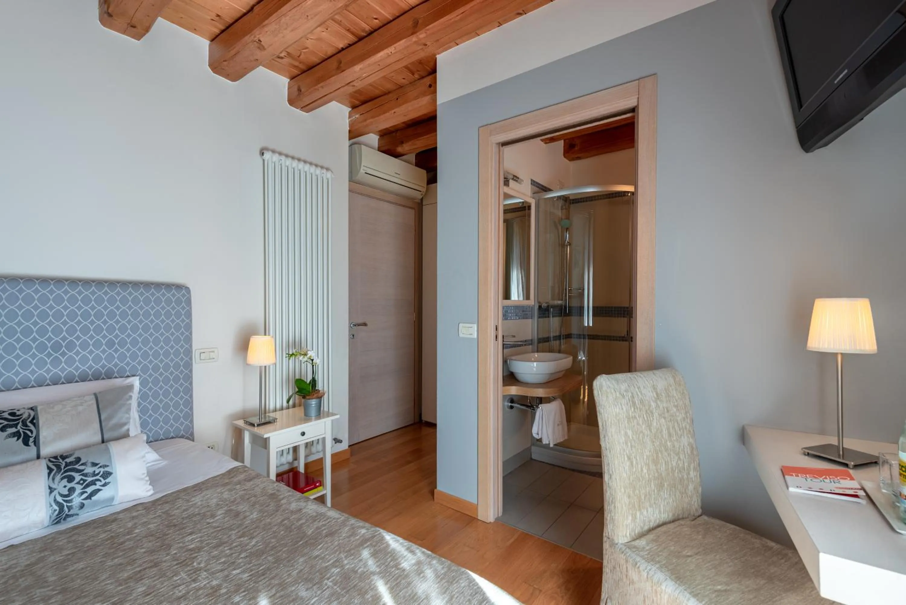 Shower, Bed in Hotel Rovere