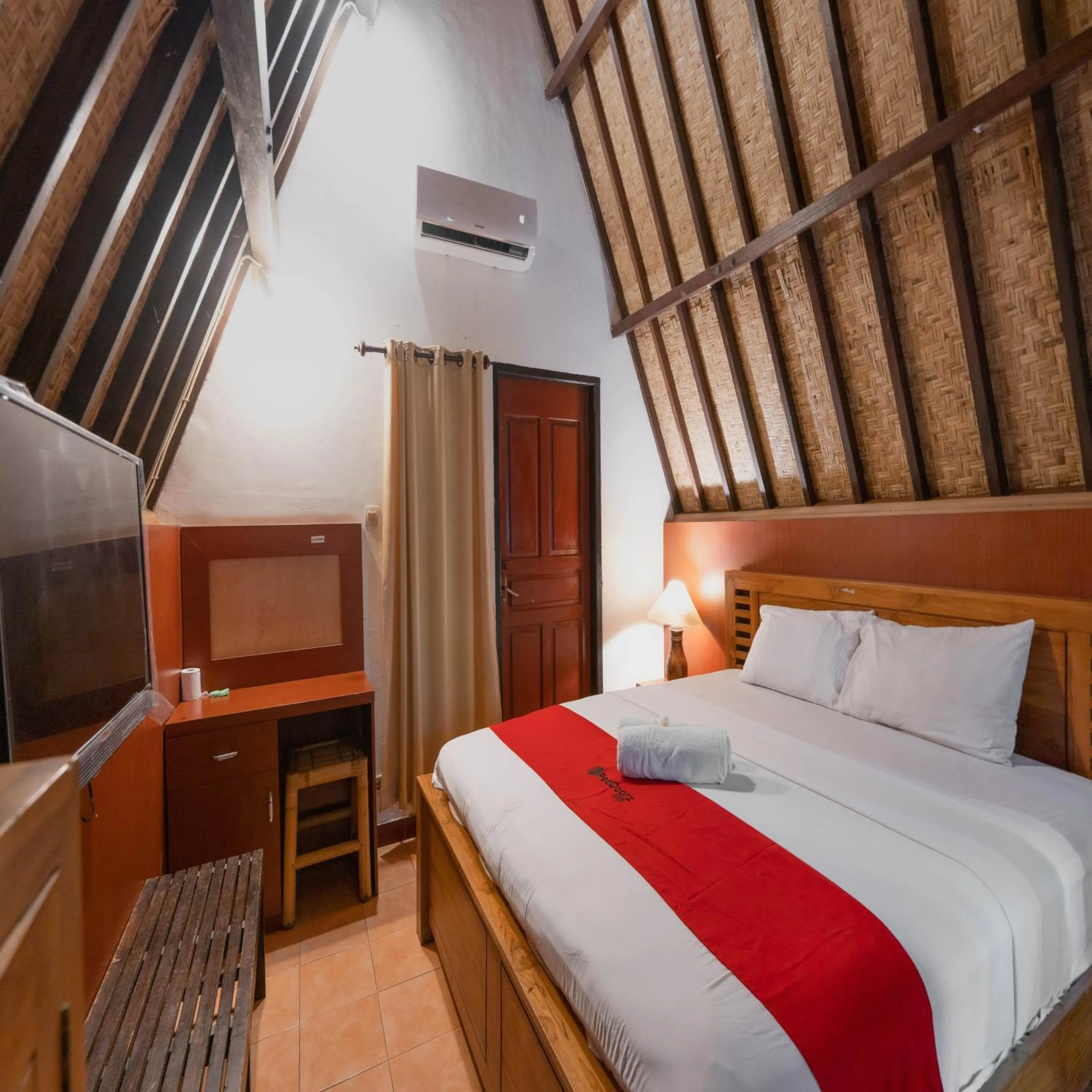 Bedroom, Bed in RedDoorz at Ocean 2 Gili Trawangan