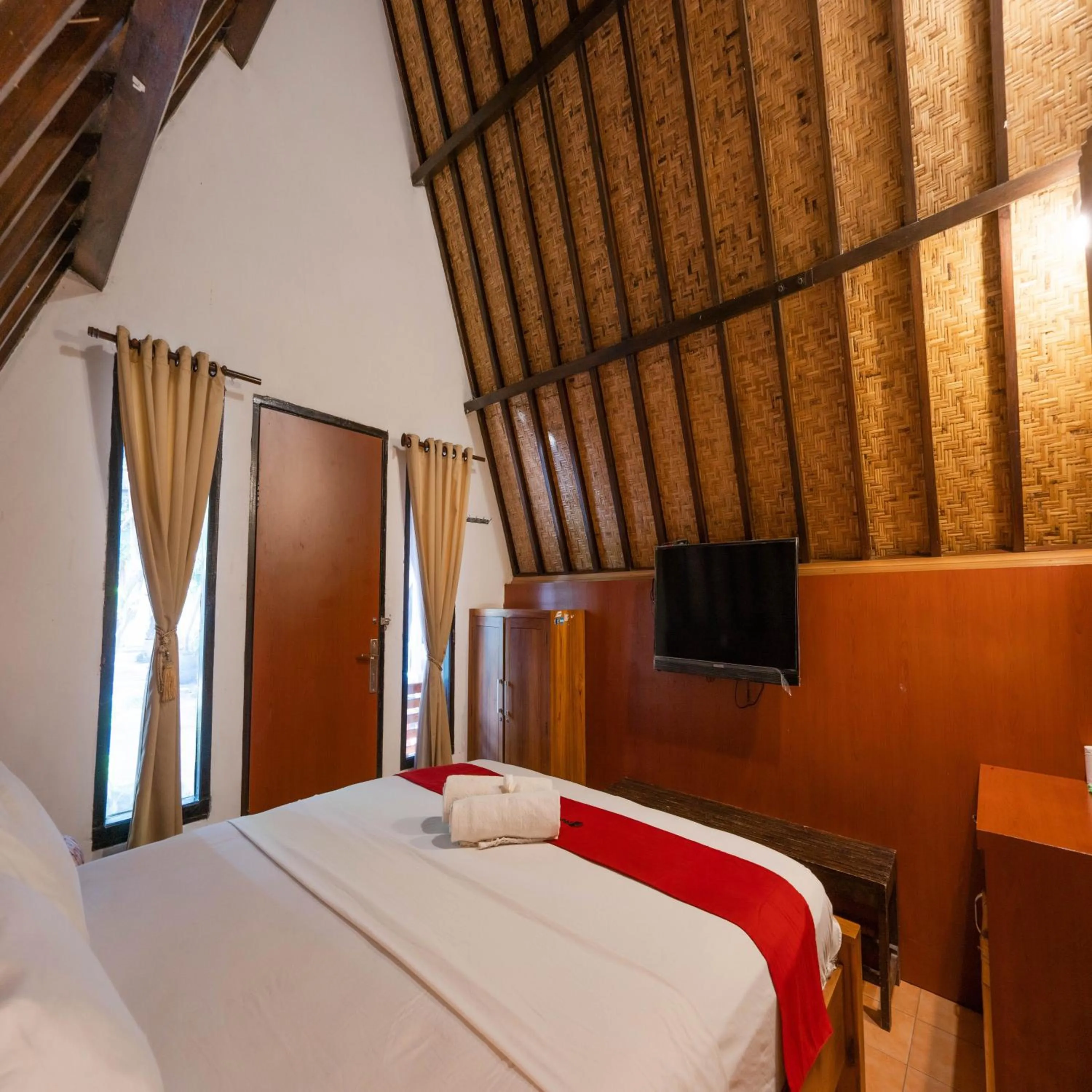 Bedroom, Bed in RedDoorz at Ocean 2 Gili Trawangan