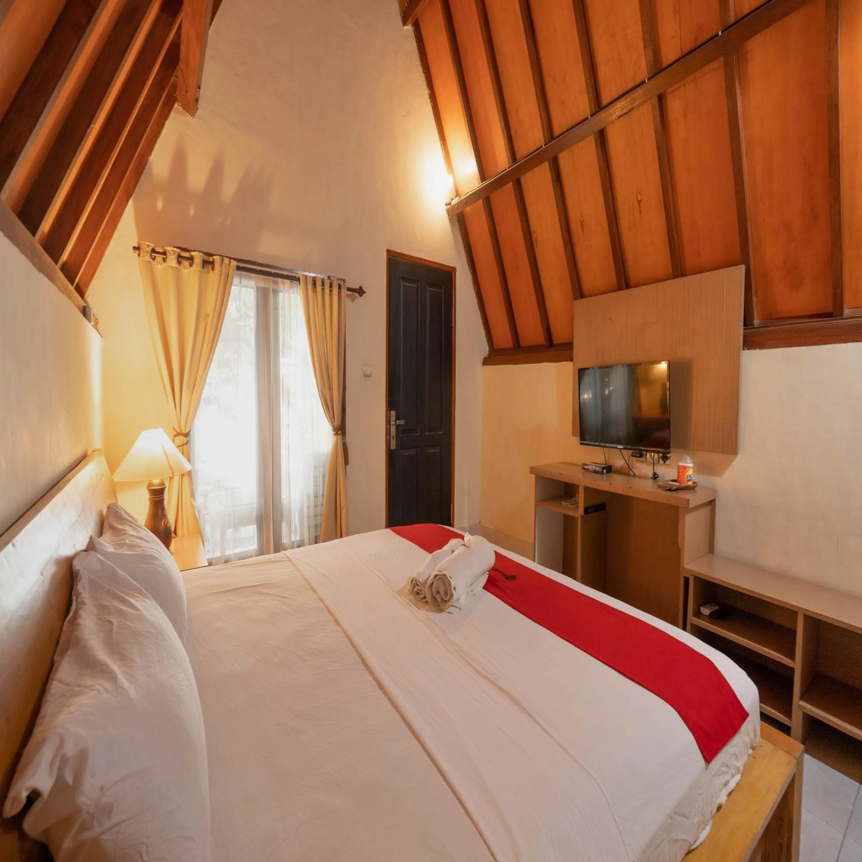 Bedroom, Bed in RedDoorz at Ocean 2 Gili Trawangan