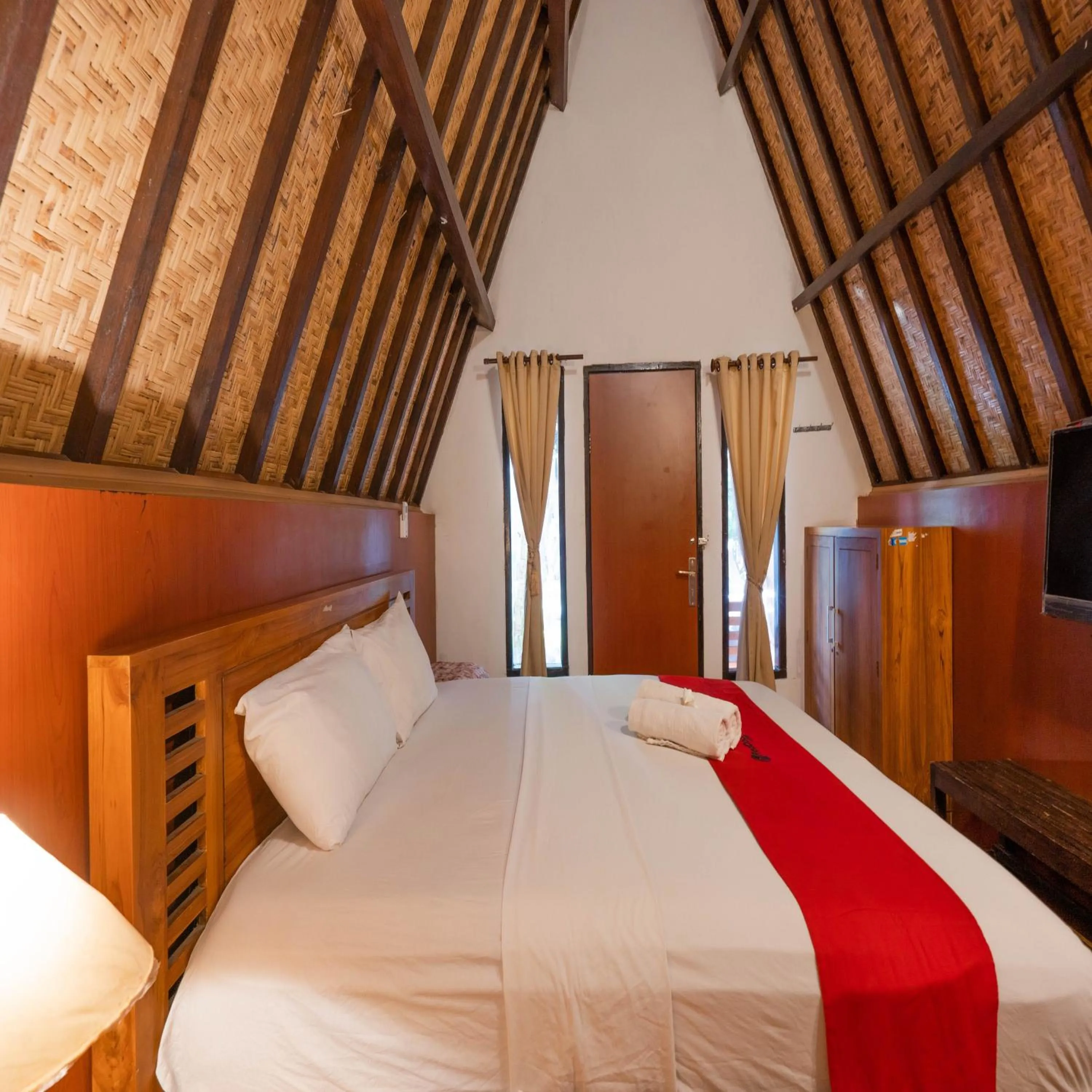 Bedroom, Bed in RedDoorz at Ocean 2 Gili Trawangan
