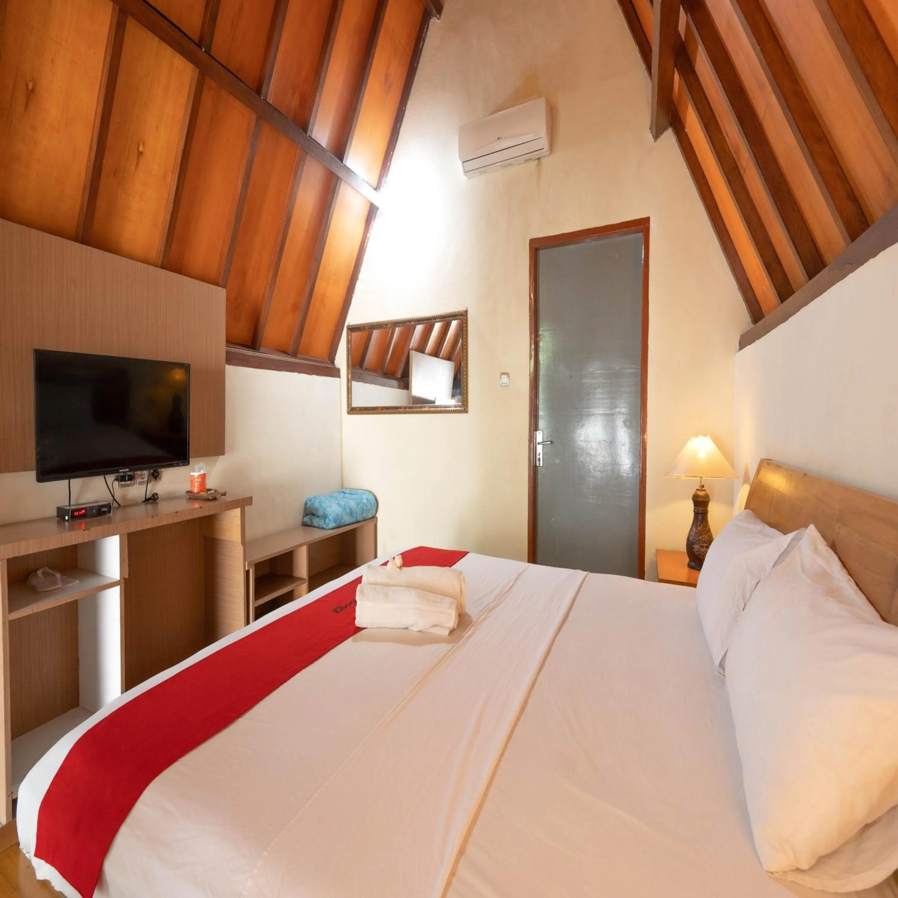 Bedroom, Bed in RedDoorz at Ocean 2 Gili Trawangan