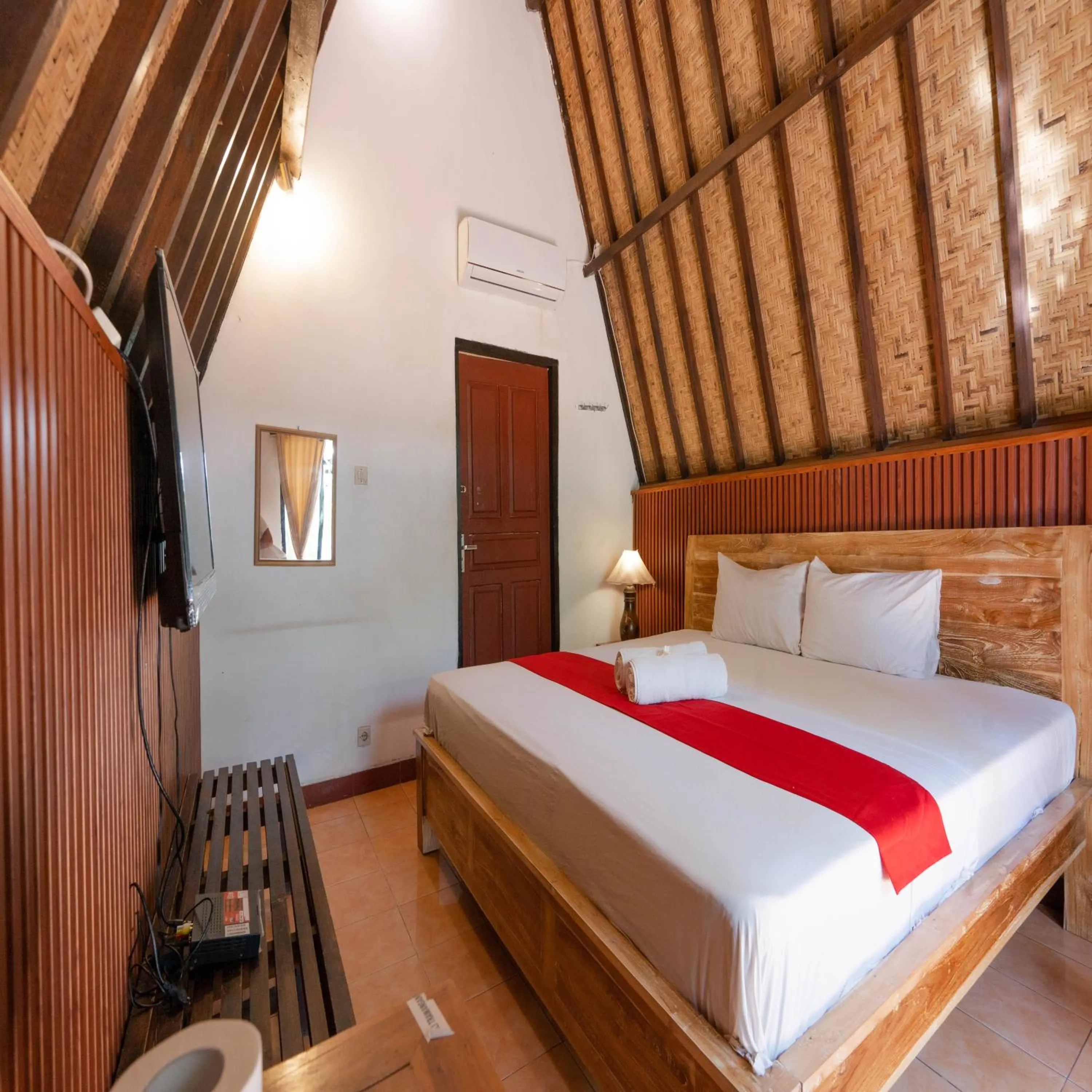 Bedroom, Bed in RedDoorz at Ocean 2 Gili Trawangan