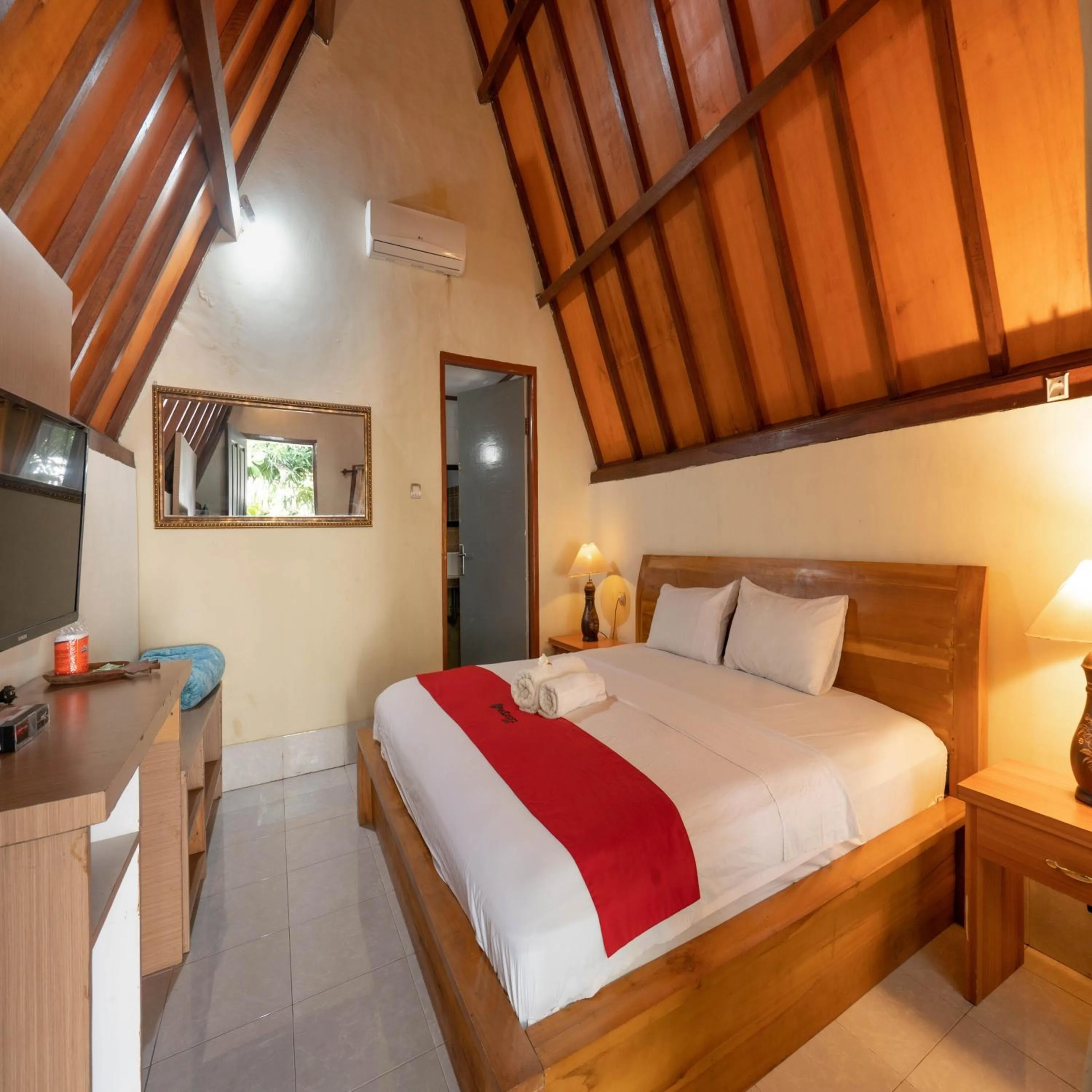 Bedroom, Bed in RedDoorz at Ocean 2 Gili Trawangan