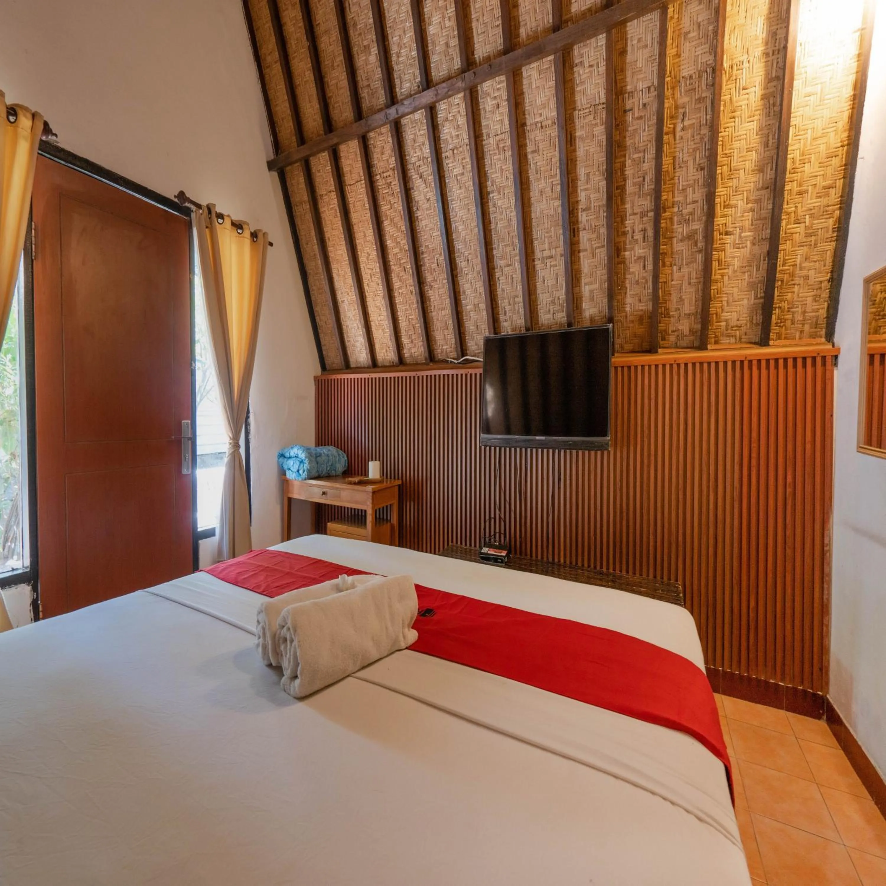 Bedroom, Bed in RedDoorz at Ocean 2 Gili Trawangan
