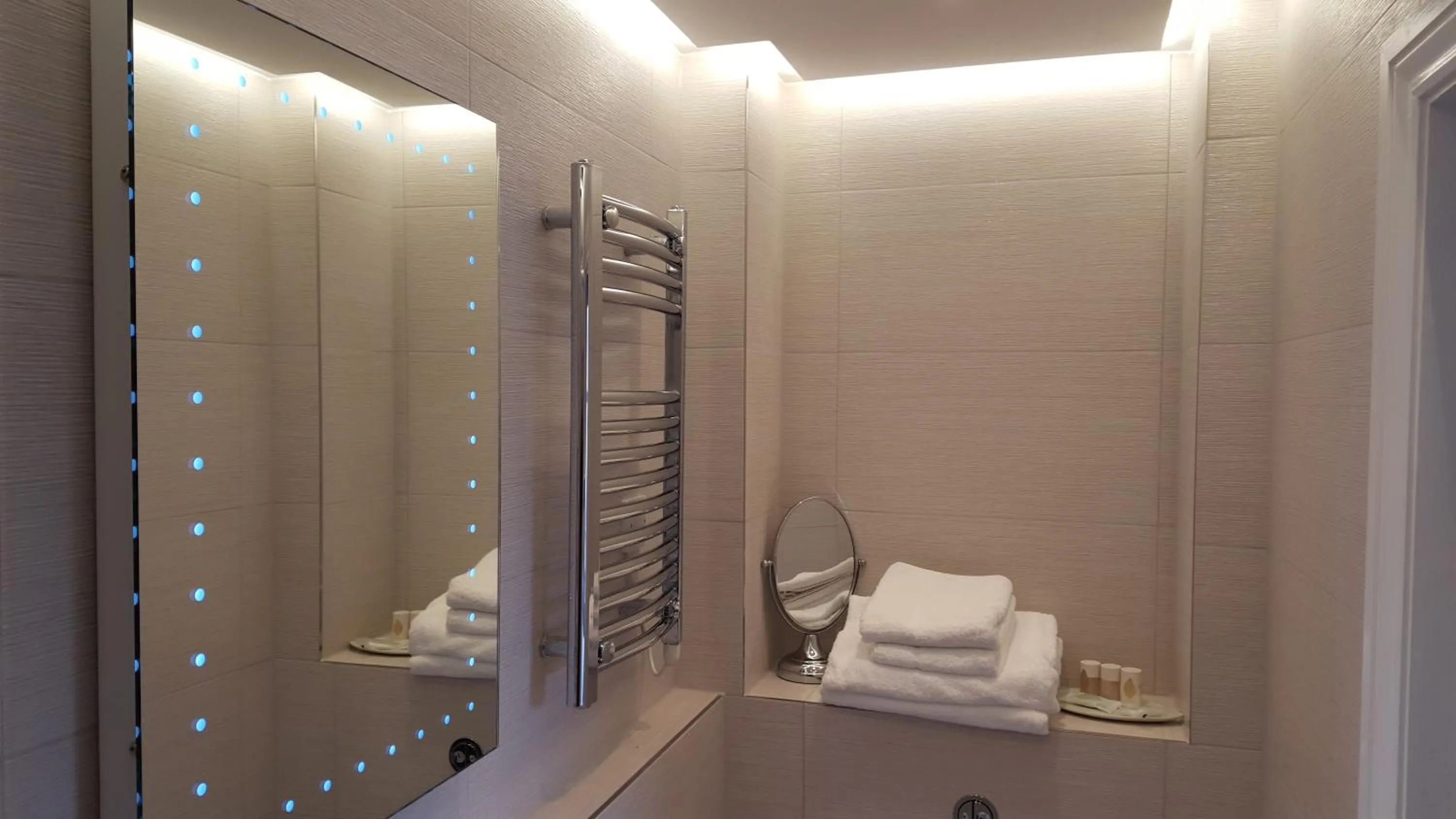 Bathroom in Red Brighton Blue