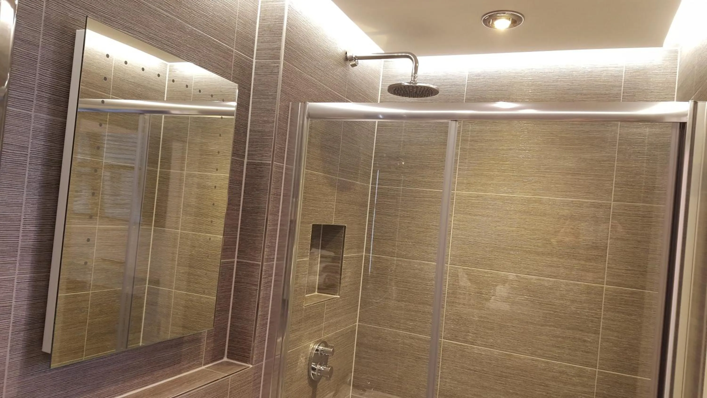 Bathroom in Red Brighton Blue