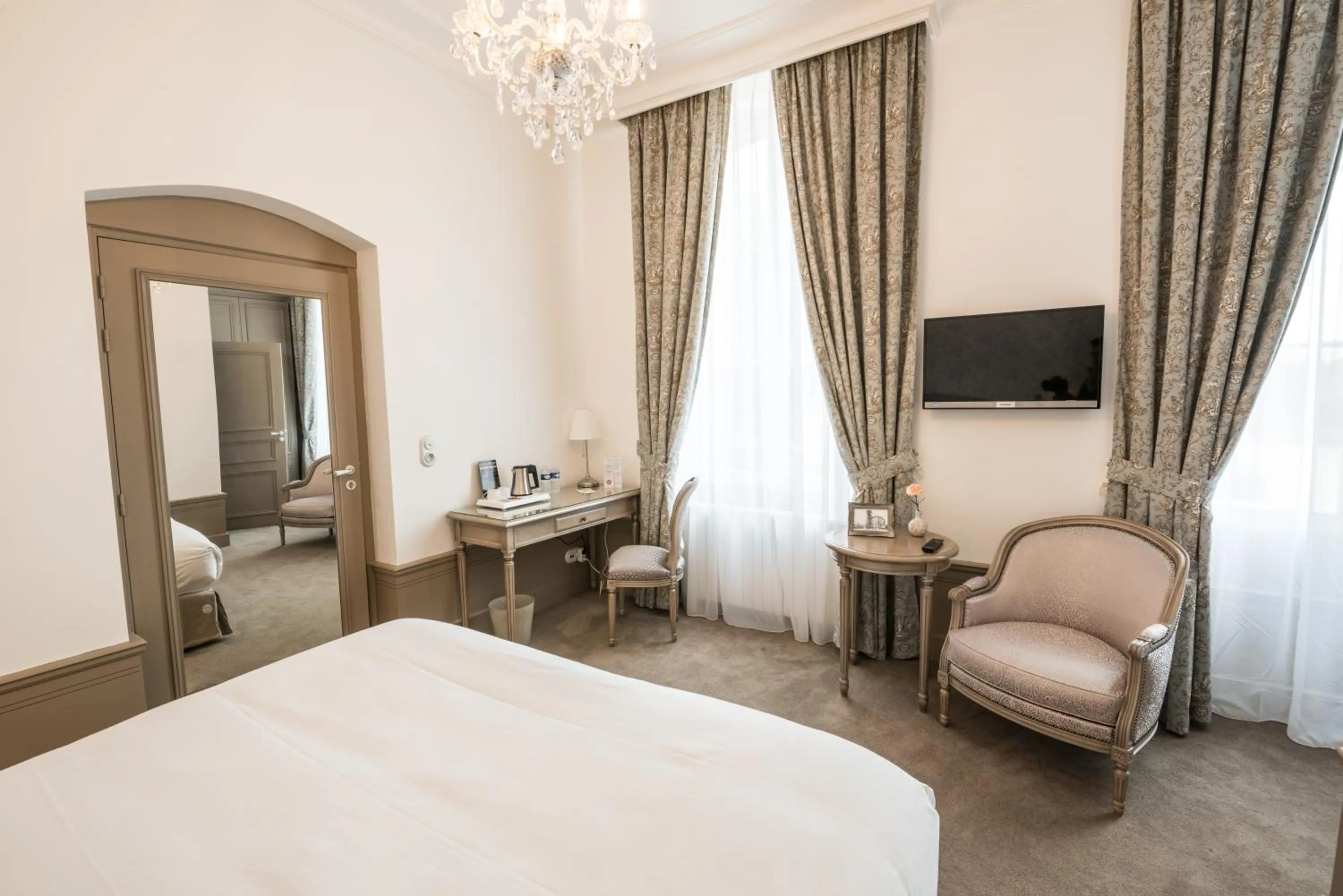 Photo of the whole room, Bed in Château de Montabert