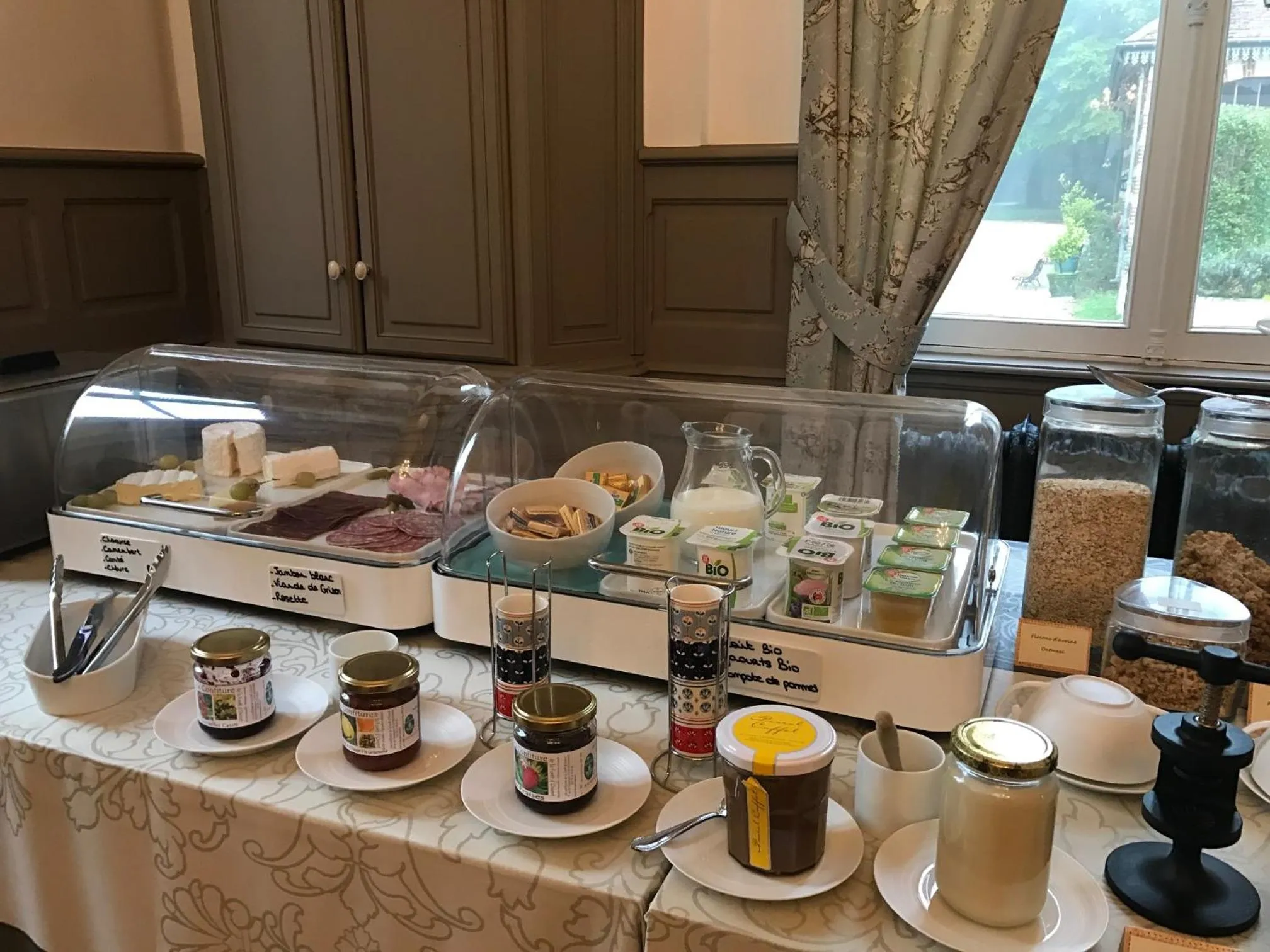 Breakfast in Château de Montabert