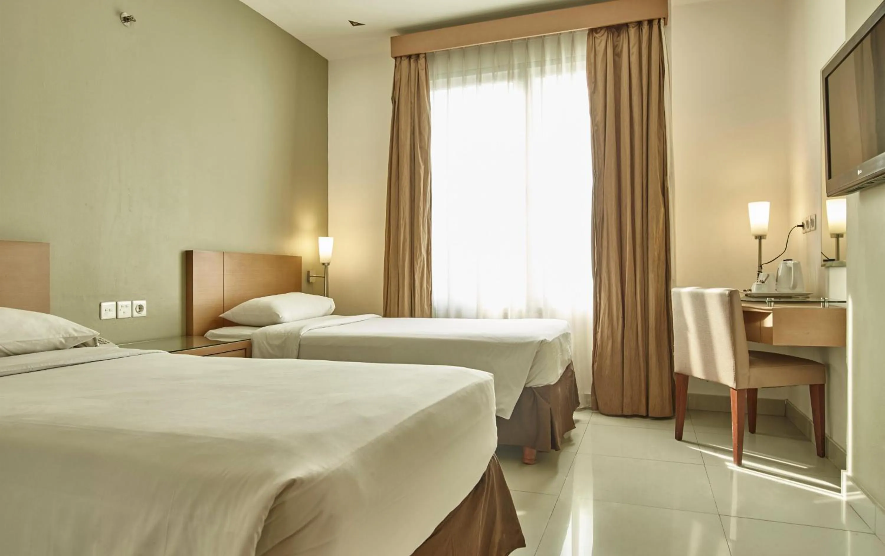 Bedroom, Bed in Triniti Hotel Jakarta