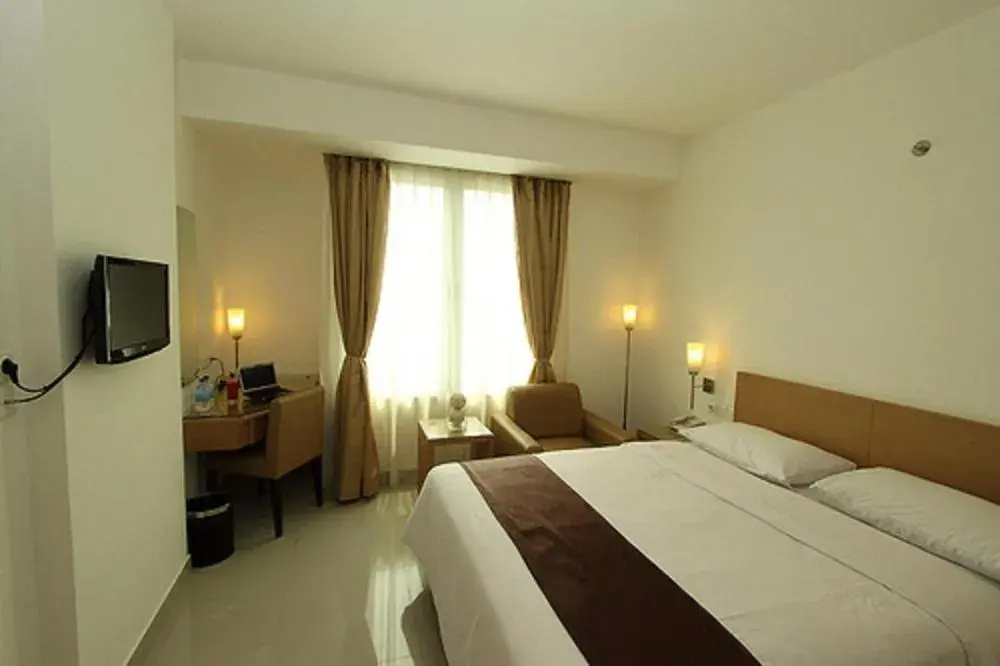 Bedroom, Bed in Triniti Hotel Jakarta