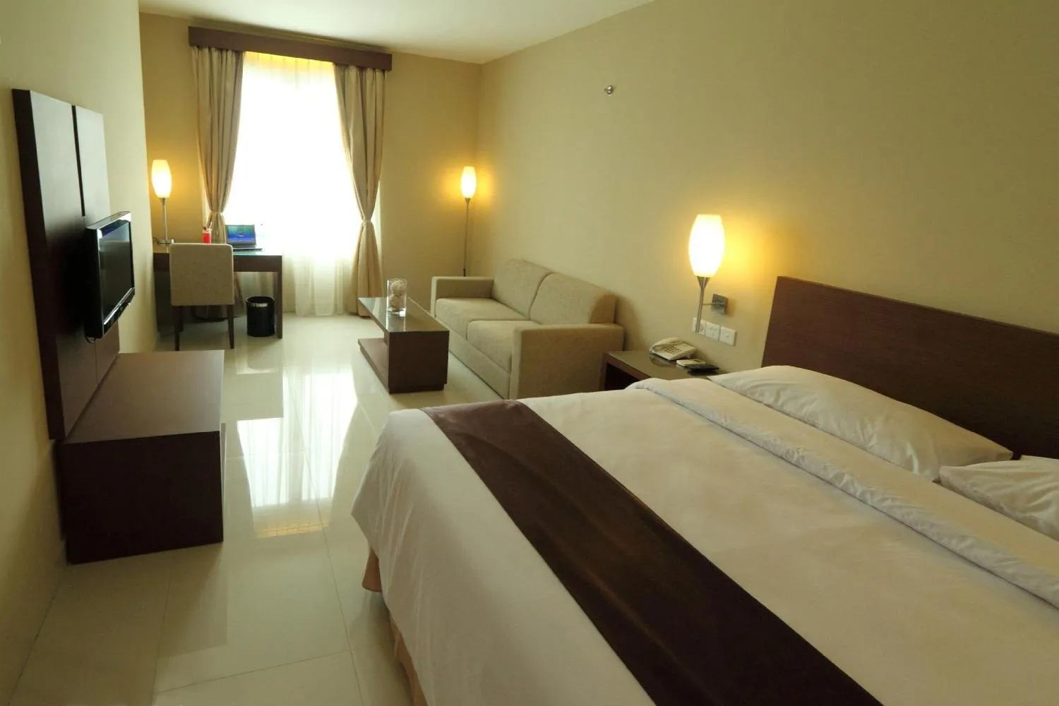 Living room, Bed in Triniti Hotel Jakarta