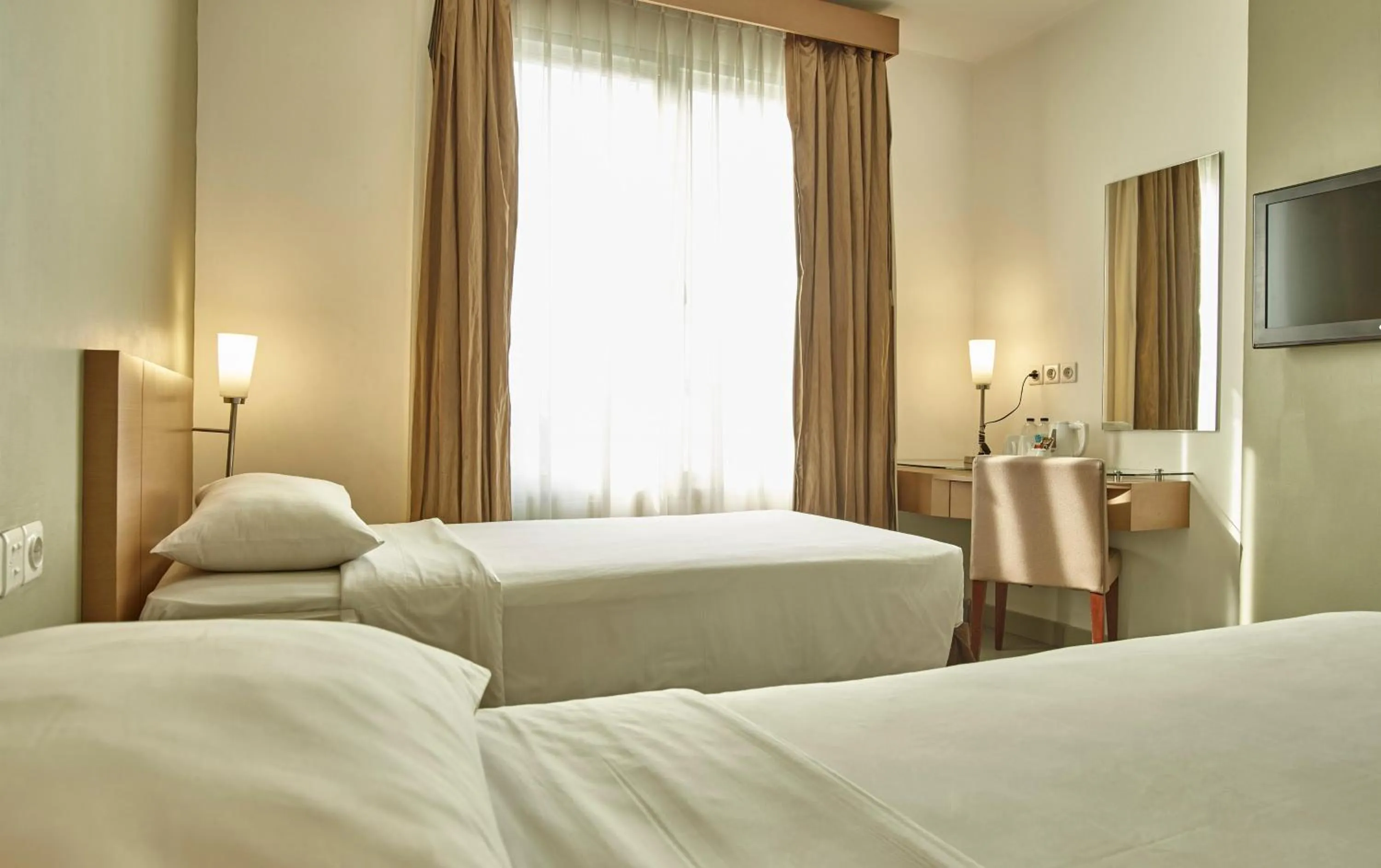 Bedroom, Bed in Triniti Hotel Jakarta