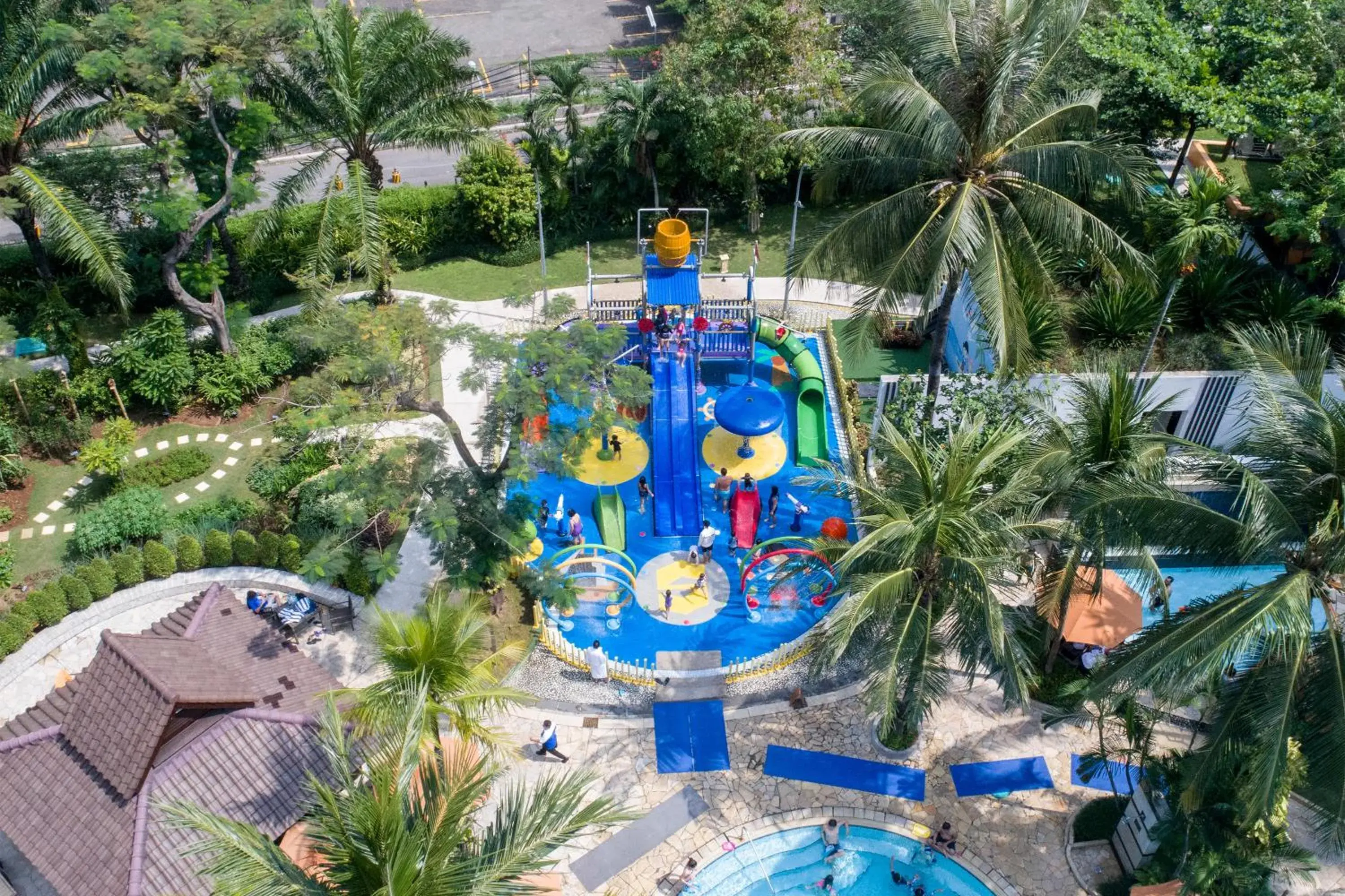 Swimming pool in Shangri-La Jakarta Swimming pool in Shangri-La Jakarta