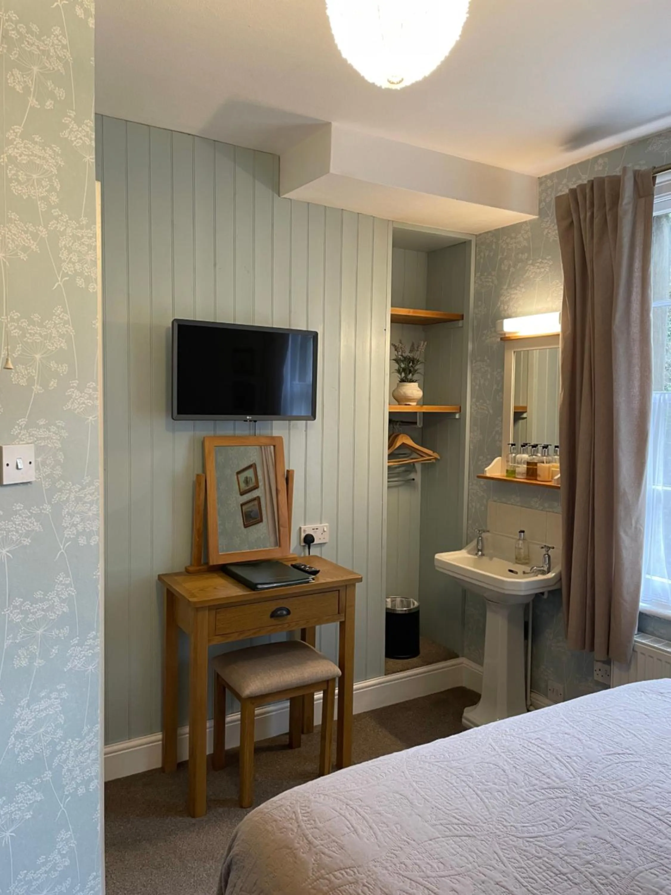 TV and multimedia, Bed in Ashdale Guesthouse