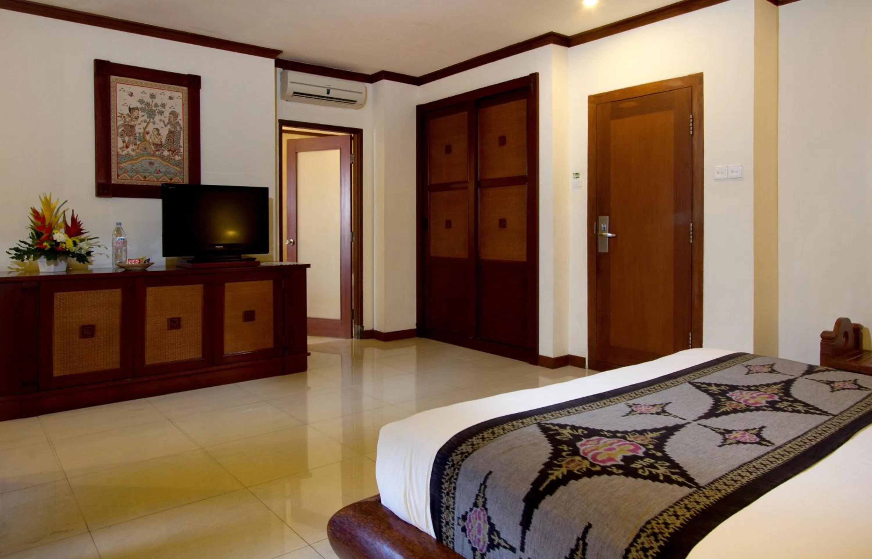 TV and multimedia, Bed in Grand Balisani Suites Hotel